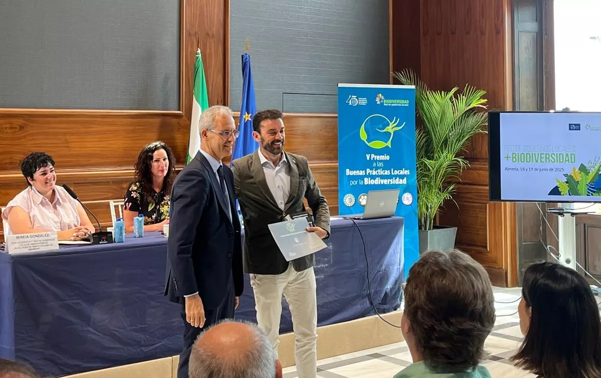 Enrique Pueyo recoge el Premio de Buenas Prácticas por la Biodiversidad de la FEMP para el matadero ecológico de Aínsa. Enrique Pueyo recoge el Premio de Buenas Prácticas por la Biodiversidad de la FEMP para el matadero ecológico de Aínsa.