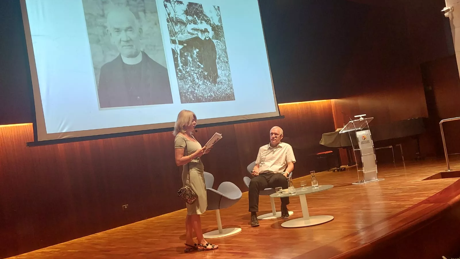 La alcaldesa de Lídice y el historiador Janik en el II Foro Democracia y Totalitarismos