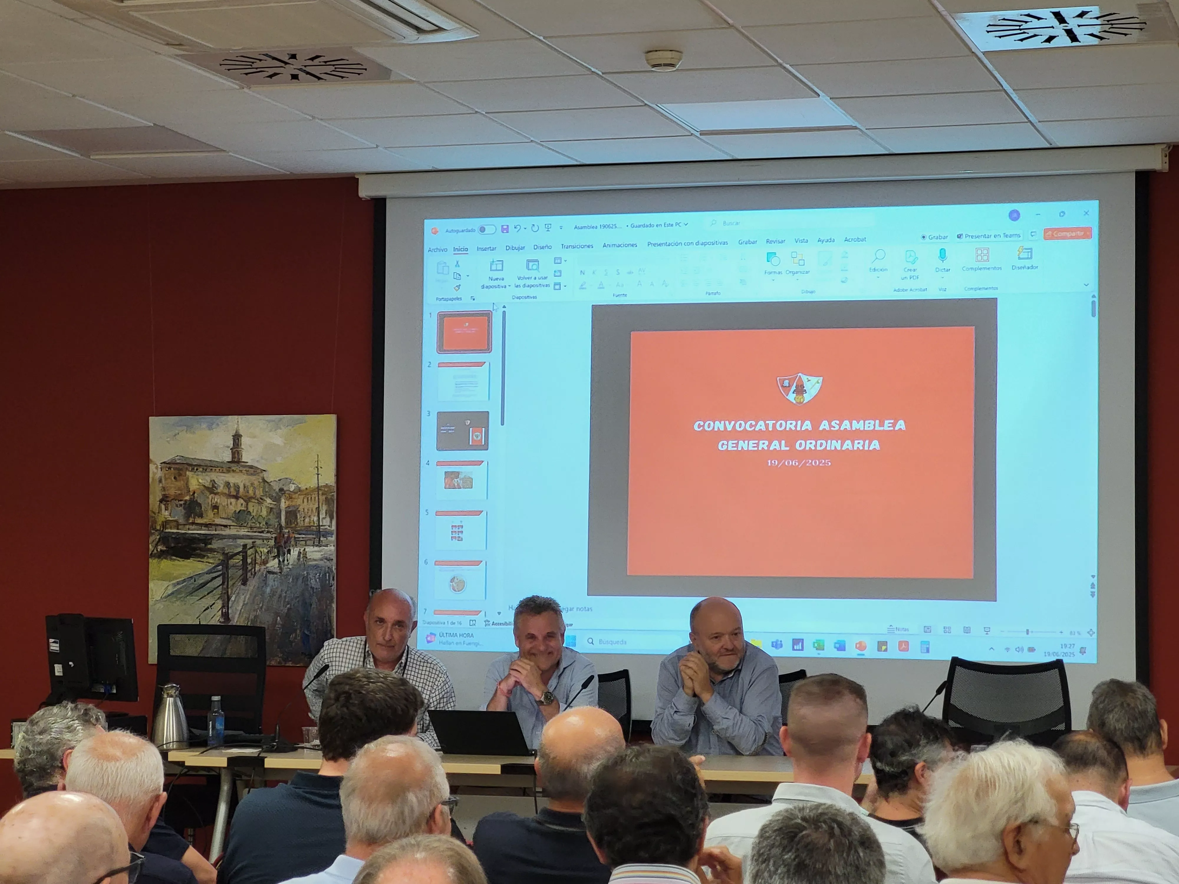 Un momento de la Asamblea General Ordinaria de la UD Barbastro celebrada este jueves. Foto: Adri Mora