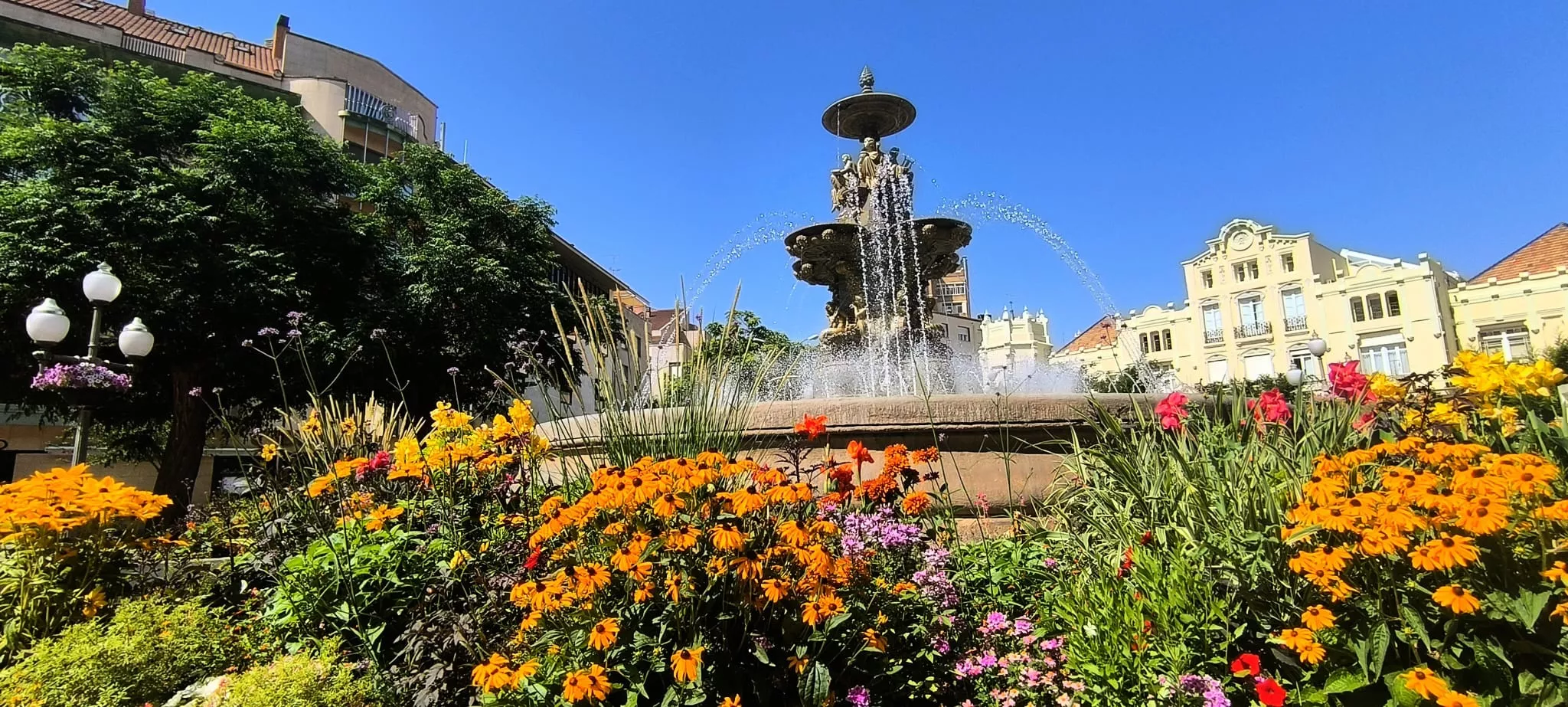 El Casino de Huesca con su remozada fachada. Foto Joaquín Santafé