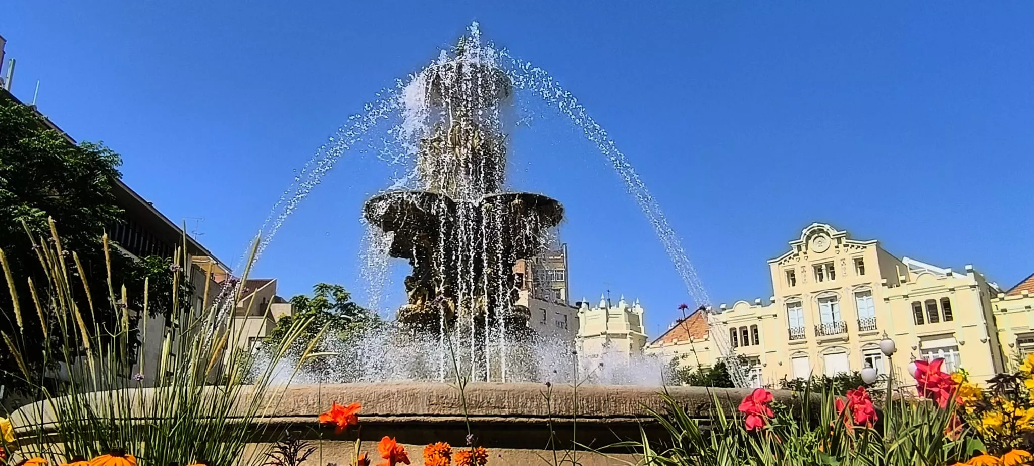 El Casino de Huesca con su remozada fachada. Foto Joaquín Santafé