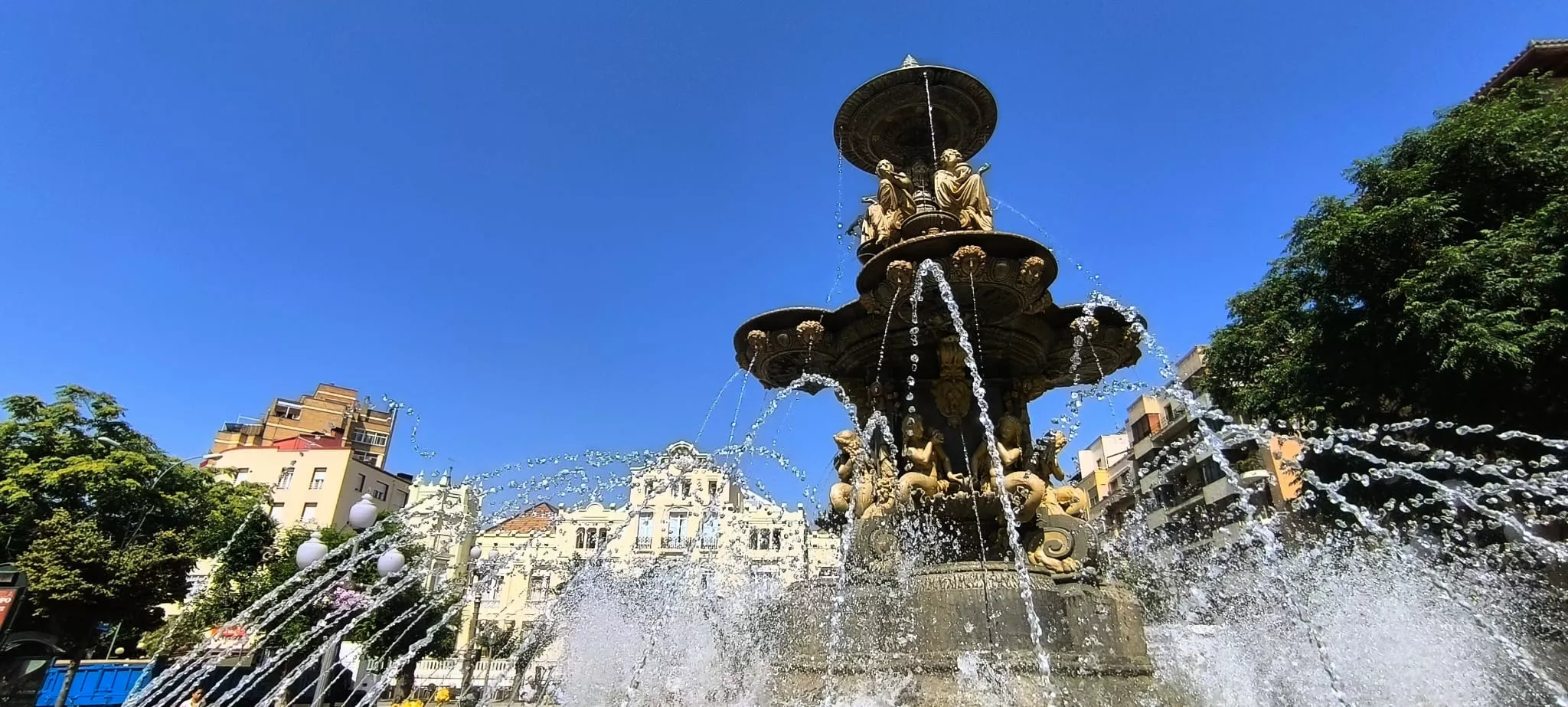 El Casino de Huesca con su remozada fachada. Foto Joaquín Santafé