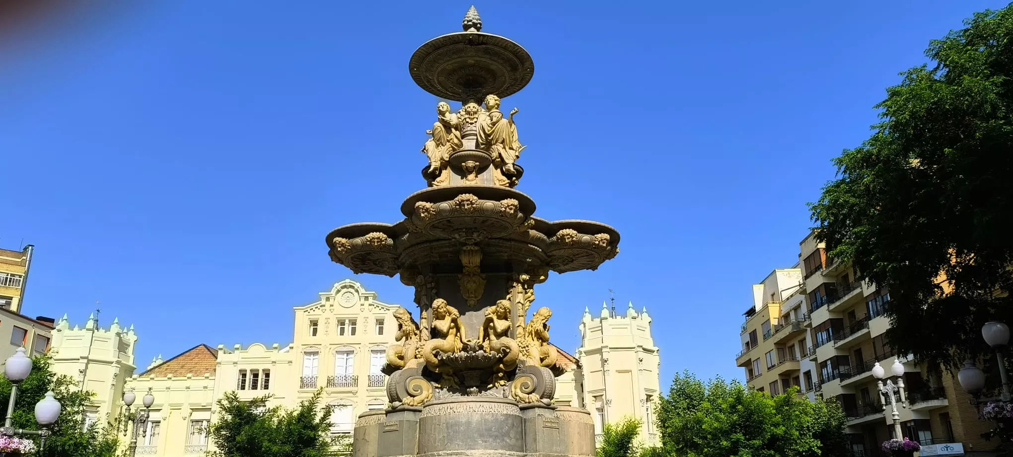 El Casino de Huesca con su remozada fachada. Foto Joaquín Santafé