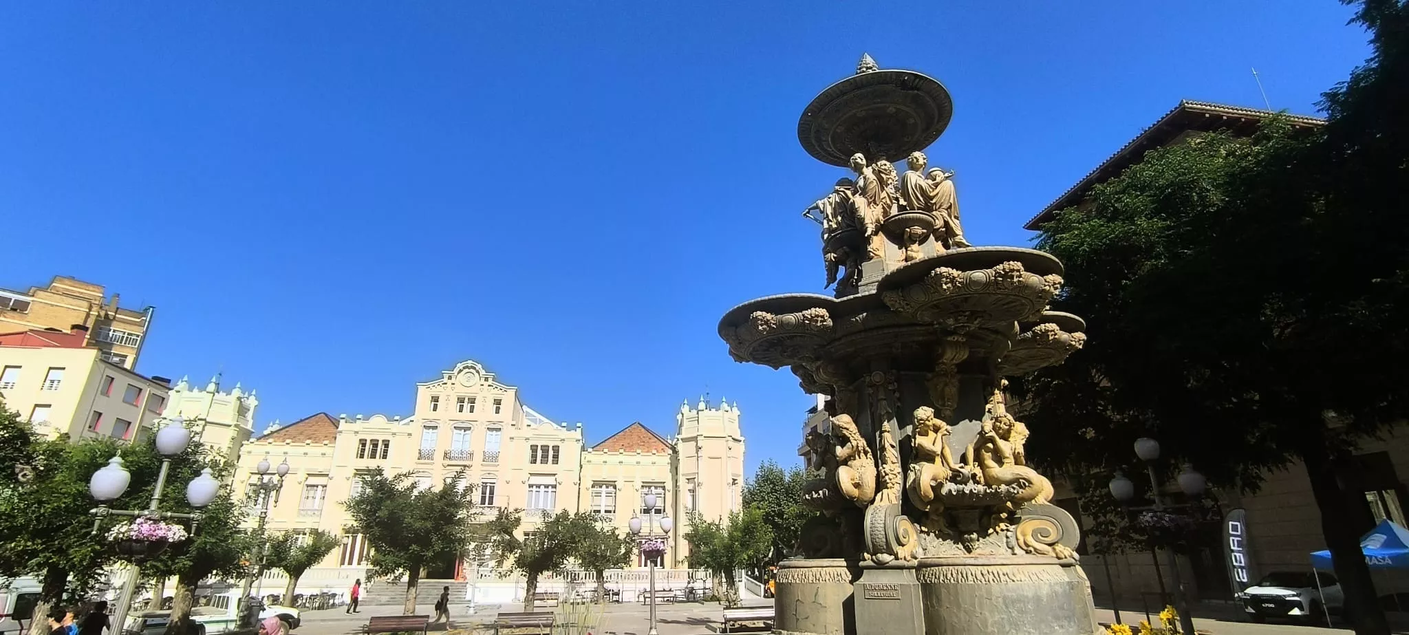 El Casino de Huesca con su remozada fachada. Foto Joaquín Santafé