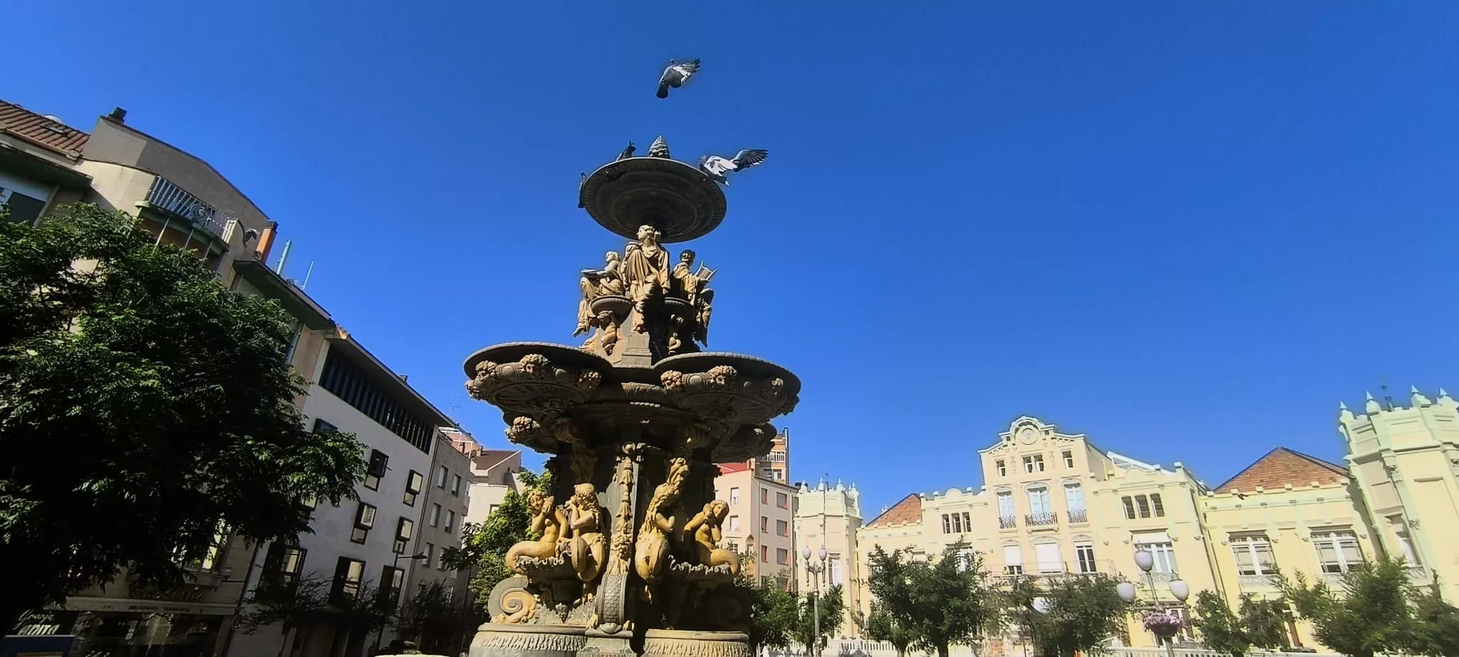 El Casino de Huesca con su remozada fachada. Foto Joaquín Santafé