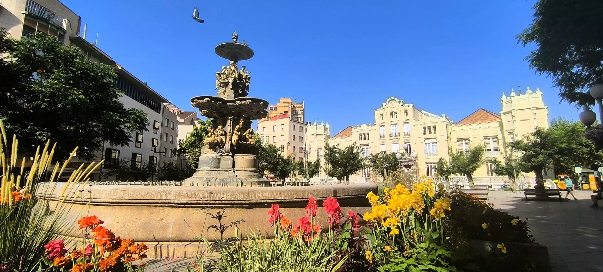El Casino de Huesca con su remozada fachada. Foto Joaquín Santafé