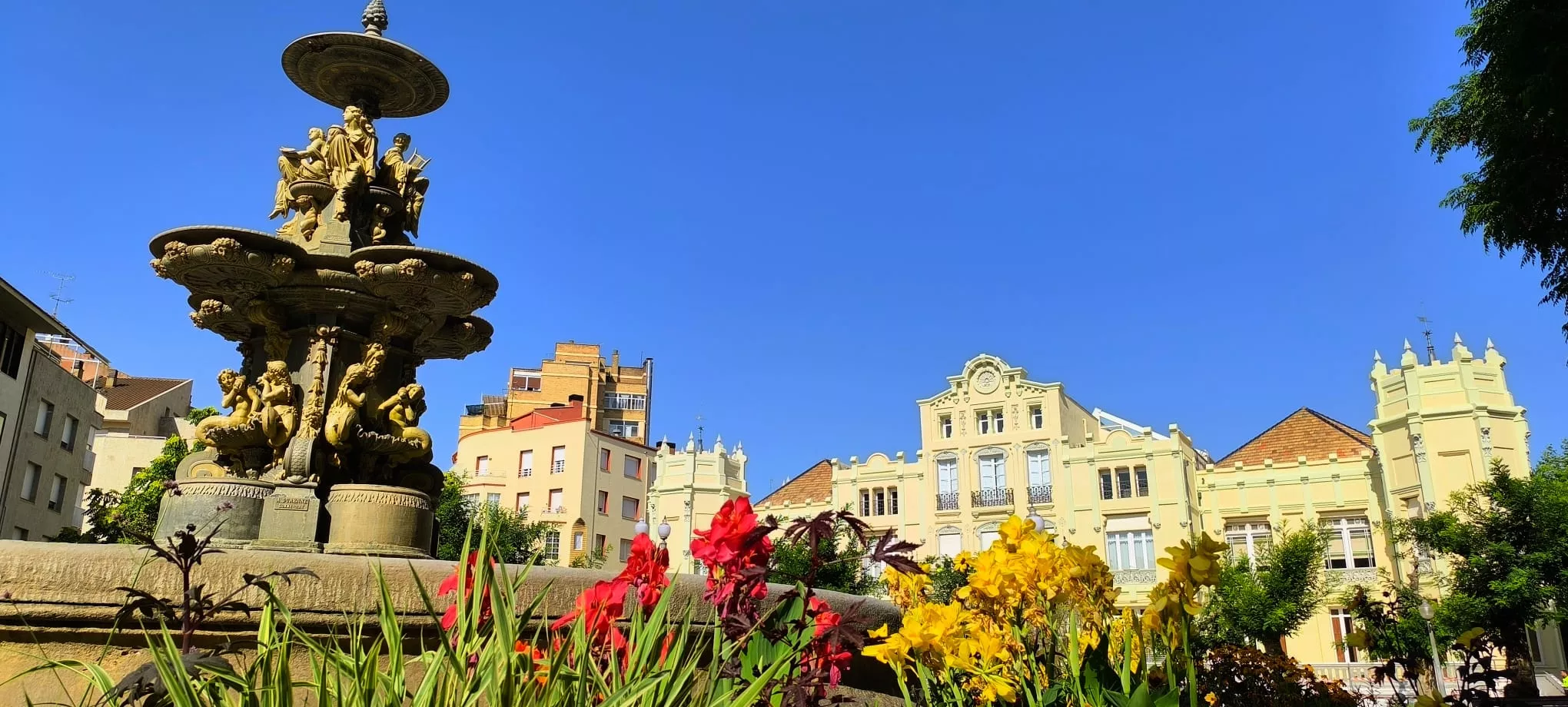 El Casino de Huesca con su remozada fachada. Foto Joaquín Santafé