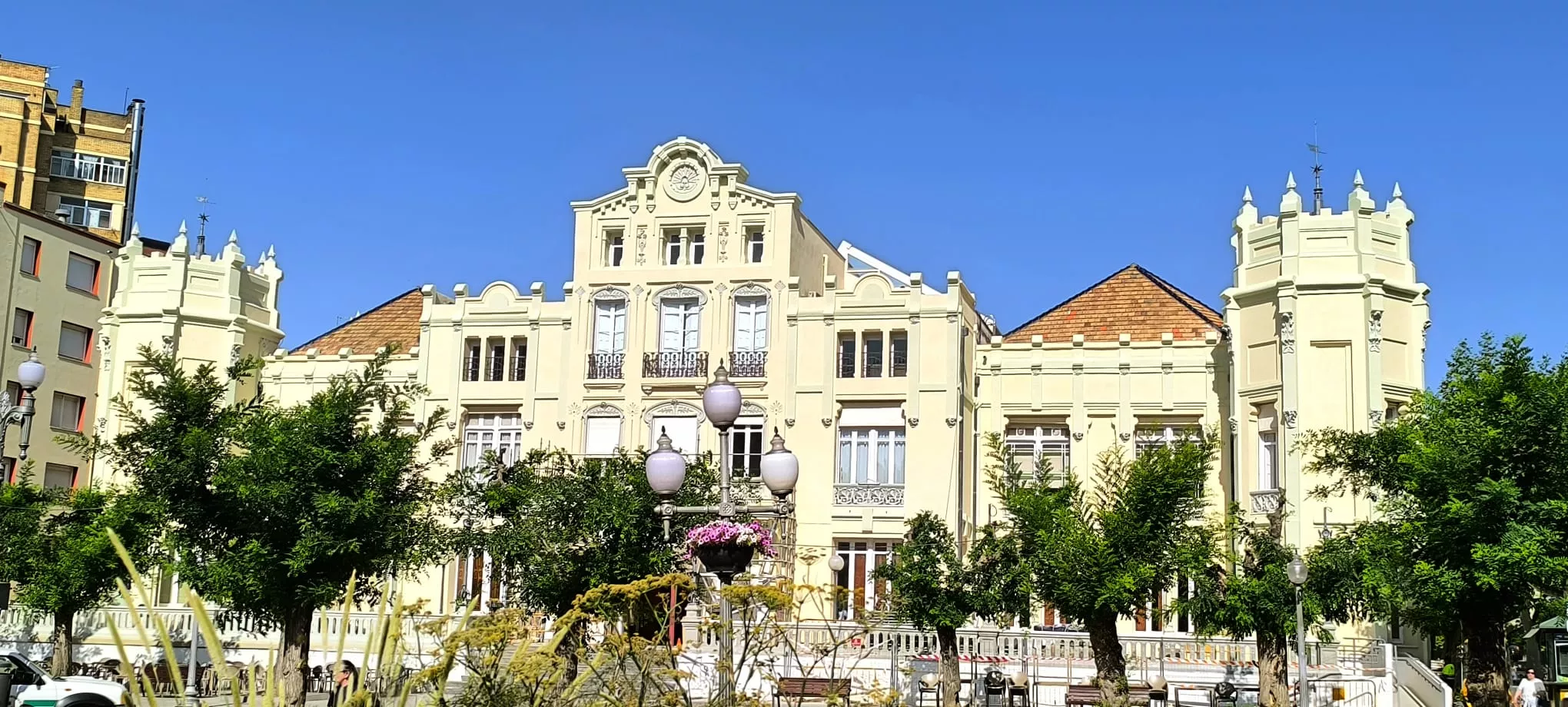 El Casino de Huesca con su remozada fachada. Foto Joaquín Santafé