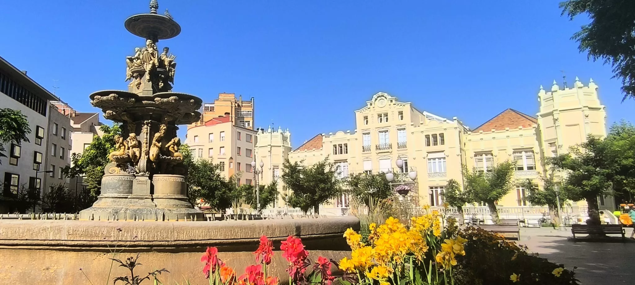El Casino de Huesca con su remozada fachada. Foto Joaquín Santafé