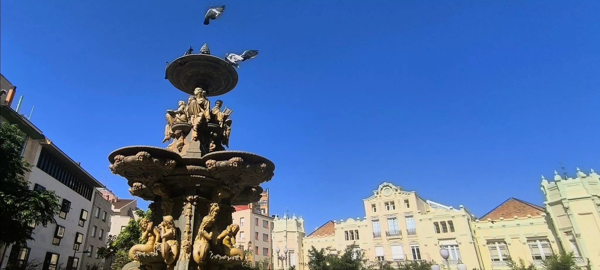 El Casino de Huesca con su remozada fachada. Foto Joaquín Santafé