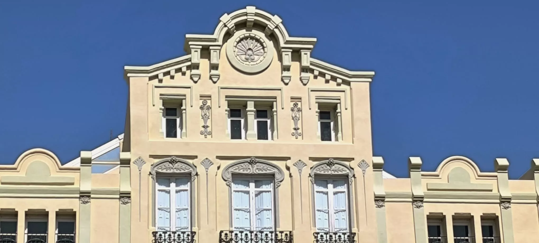 El Casino de Huesca con su remozada fachada. Foto Joaquín Santafé