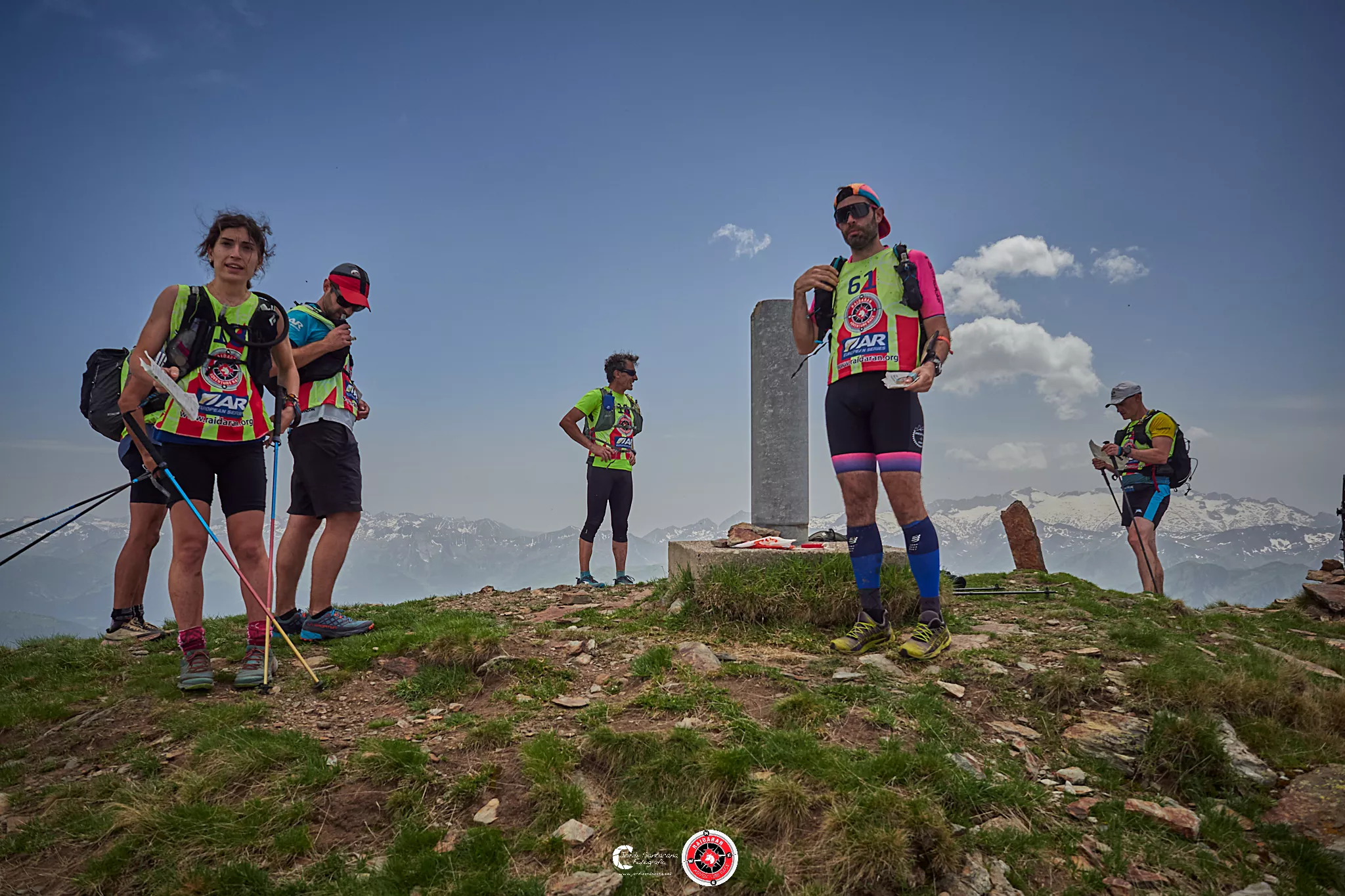 Los equipos Peña Guara Toyota Huesca Aramovil y Caja Rural en la cima del Montlude