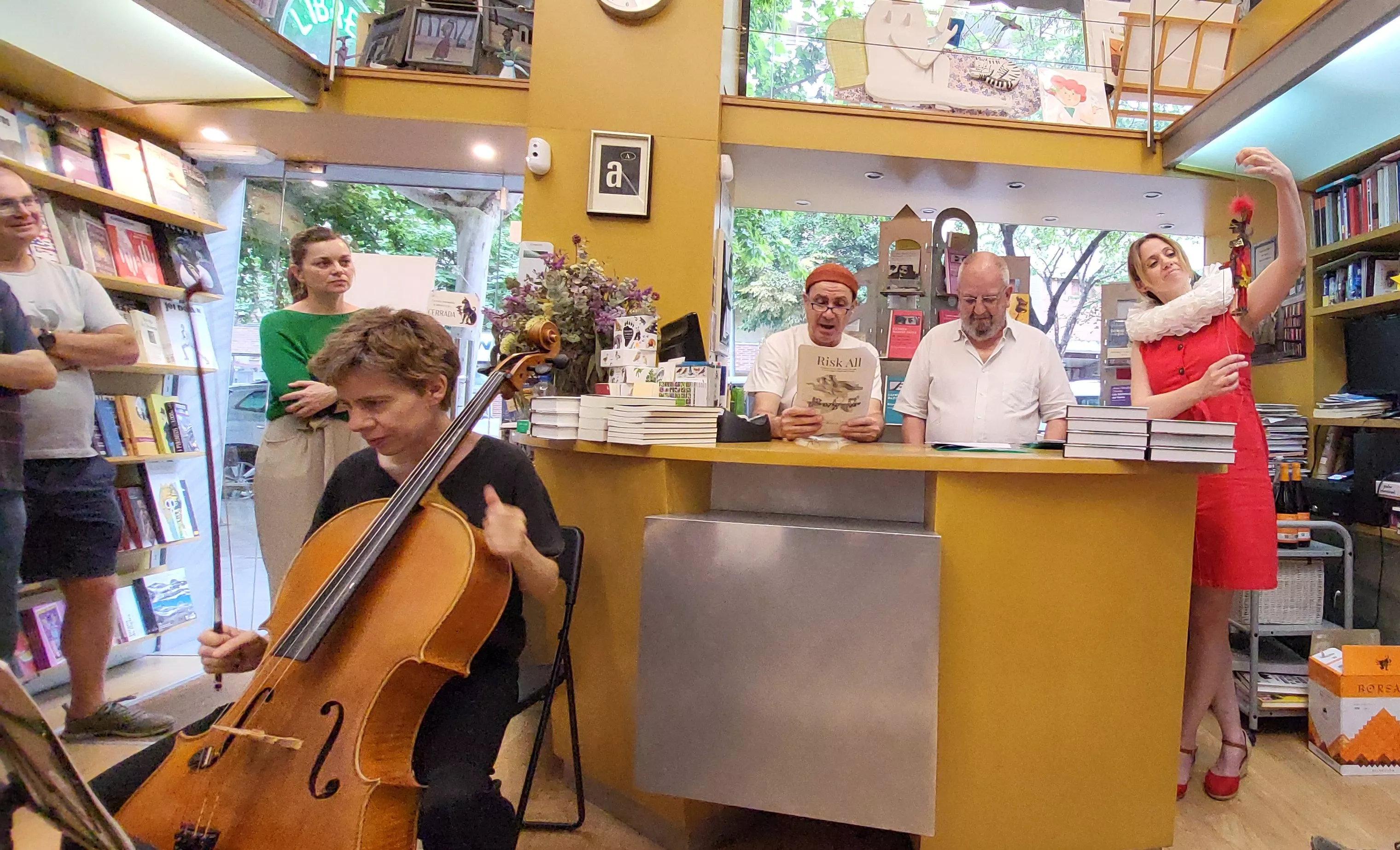 Presentación de 'El Critiquín' de Pilar Sánchez Lailla y José Luis Cano en la librería Anónima. Foto Mercedes Manterola