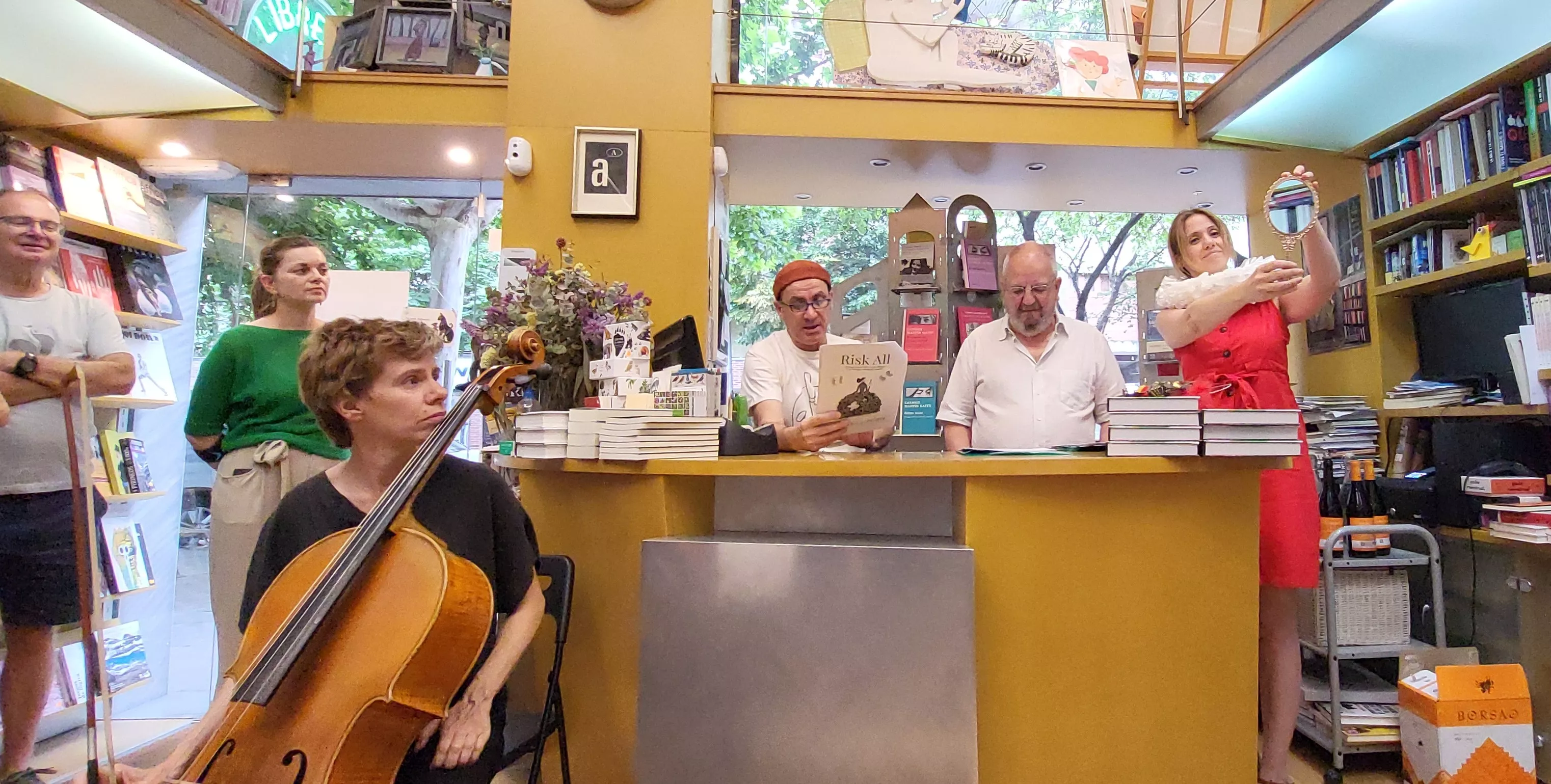 Presentación de 'El Critiquín' de Pilar Sánchez Lailla y José Luis Cano en la librería Anónima. Foto Mercedes Manterola