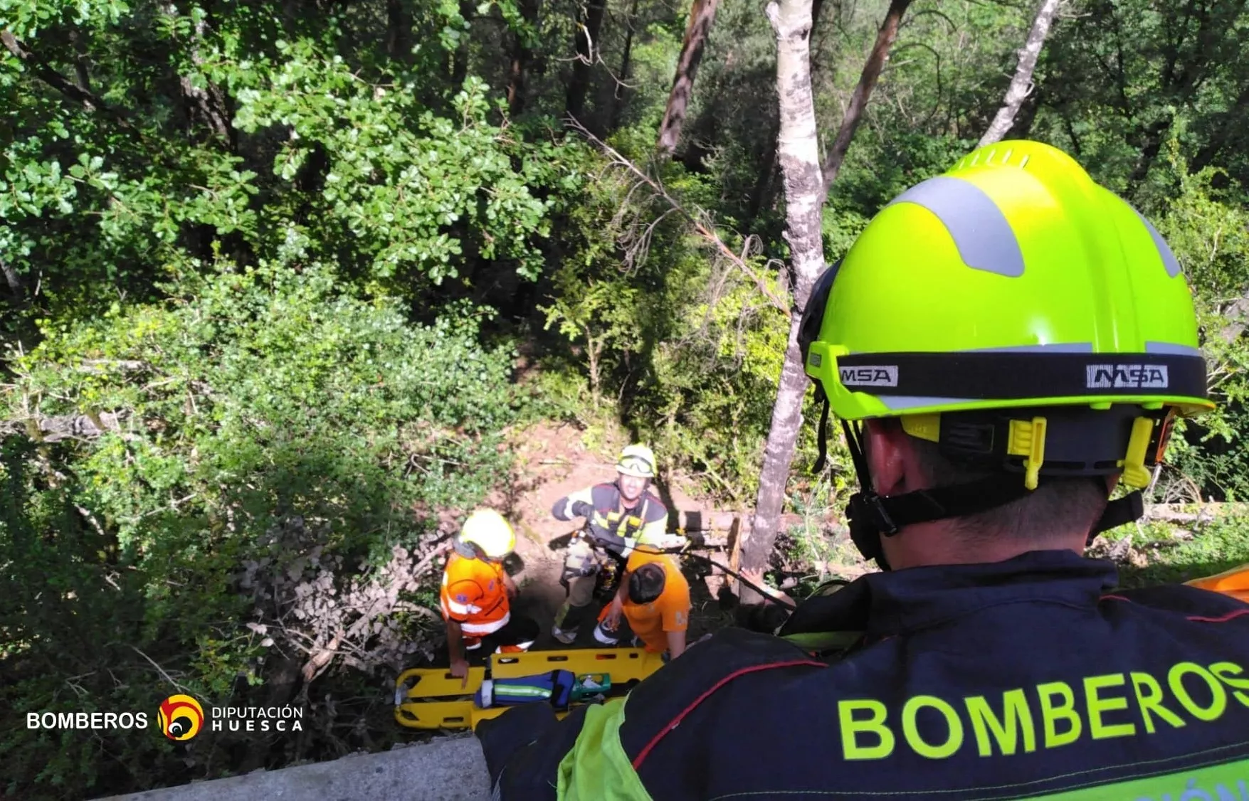 Bomberos en el rescate de un motorista que ha caído por un desnivel de diez metros entre Fiscal y Broto.