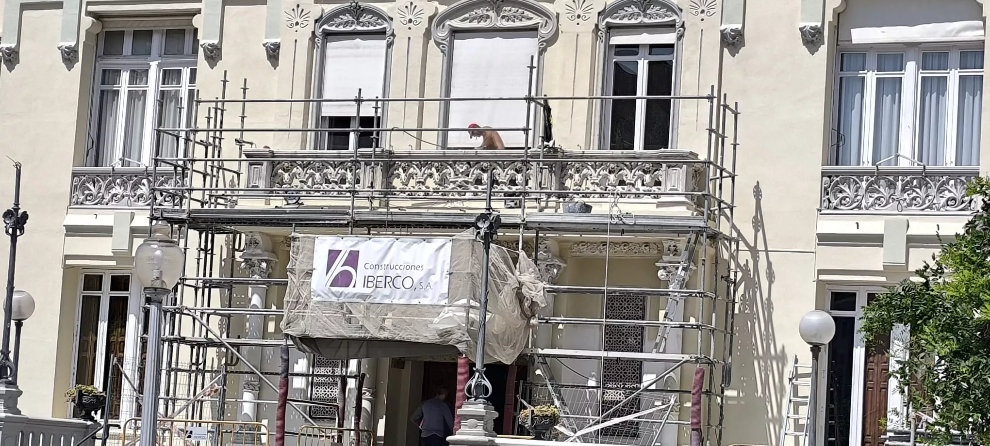 El Casino de Huesca con su remozada fachada. Foto Joaquín Santafé