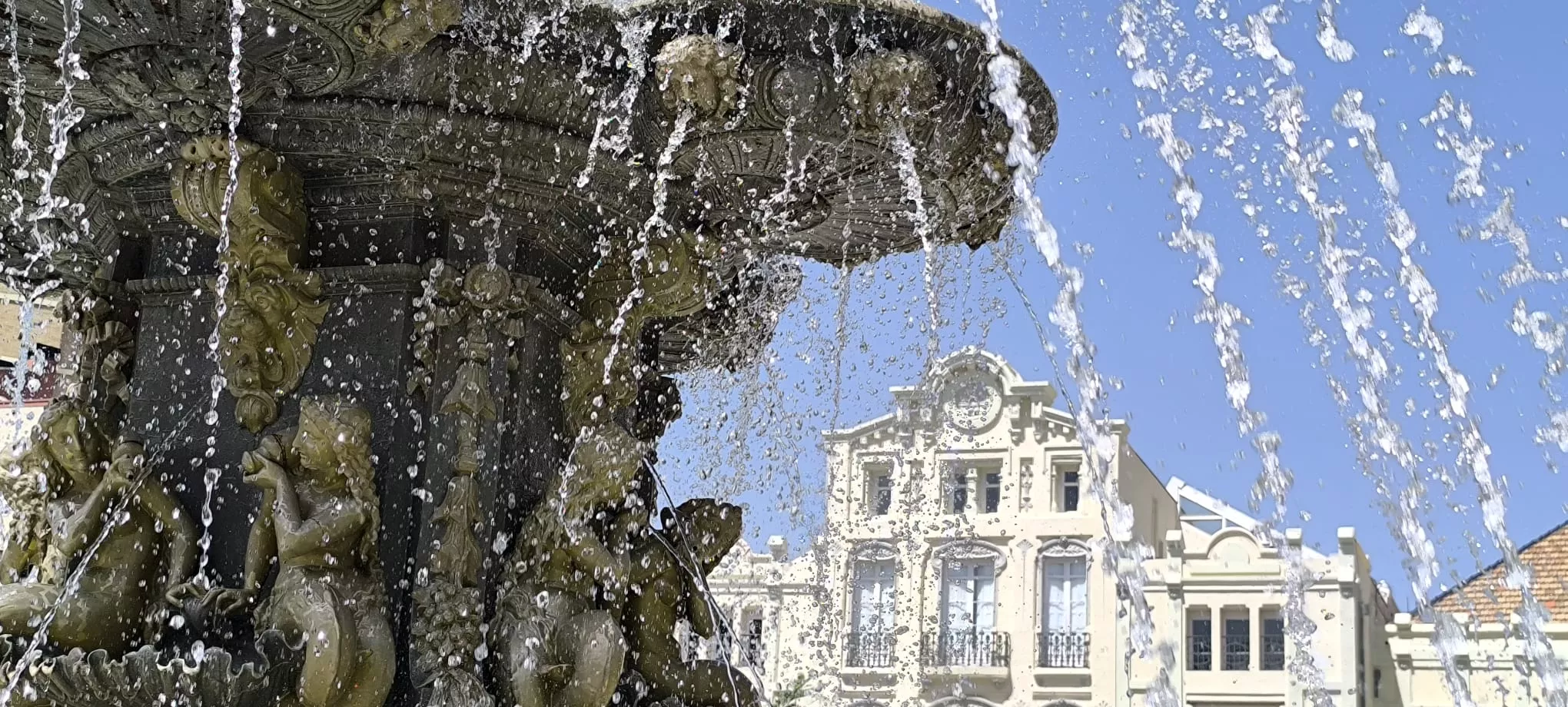 El Casino de Huesca con su remozada fachada. Foto Joaquín Santafé