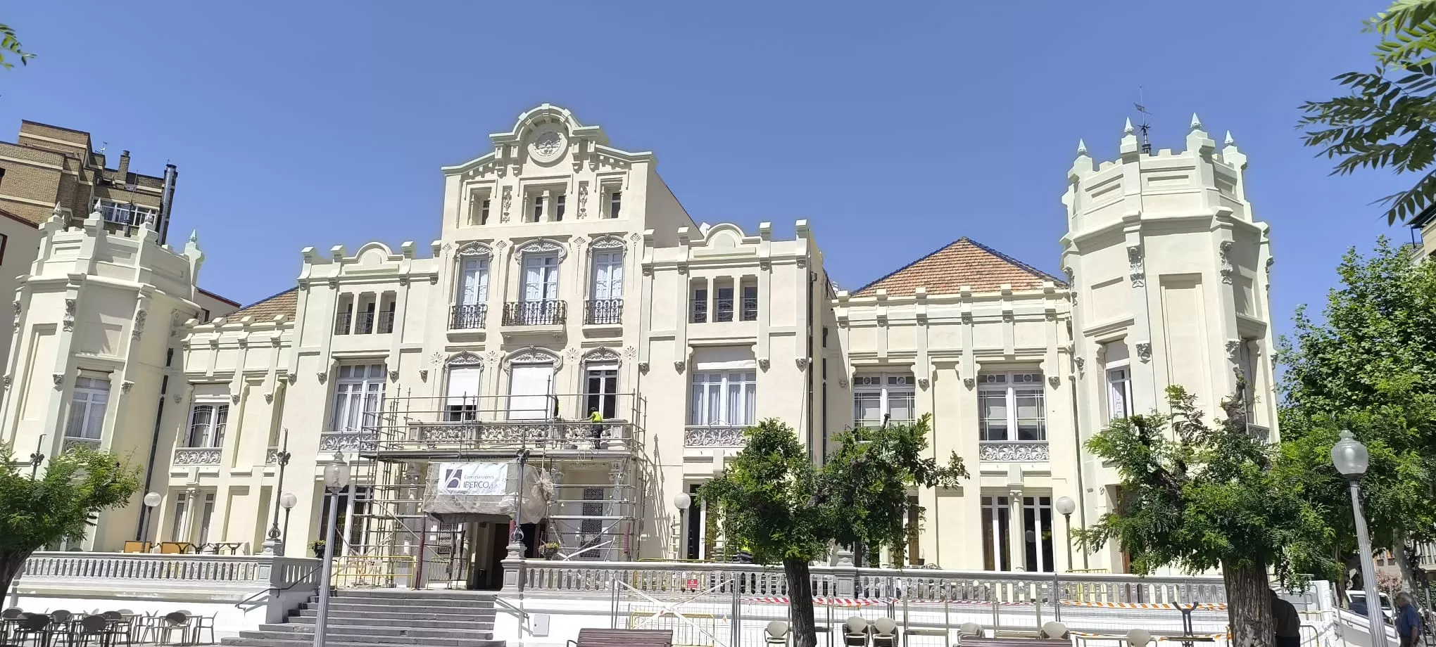 El Casino de Huesca con su remozada fachada. Foto Joaquín Santafé