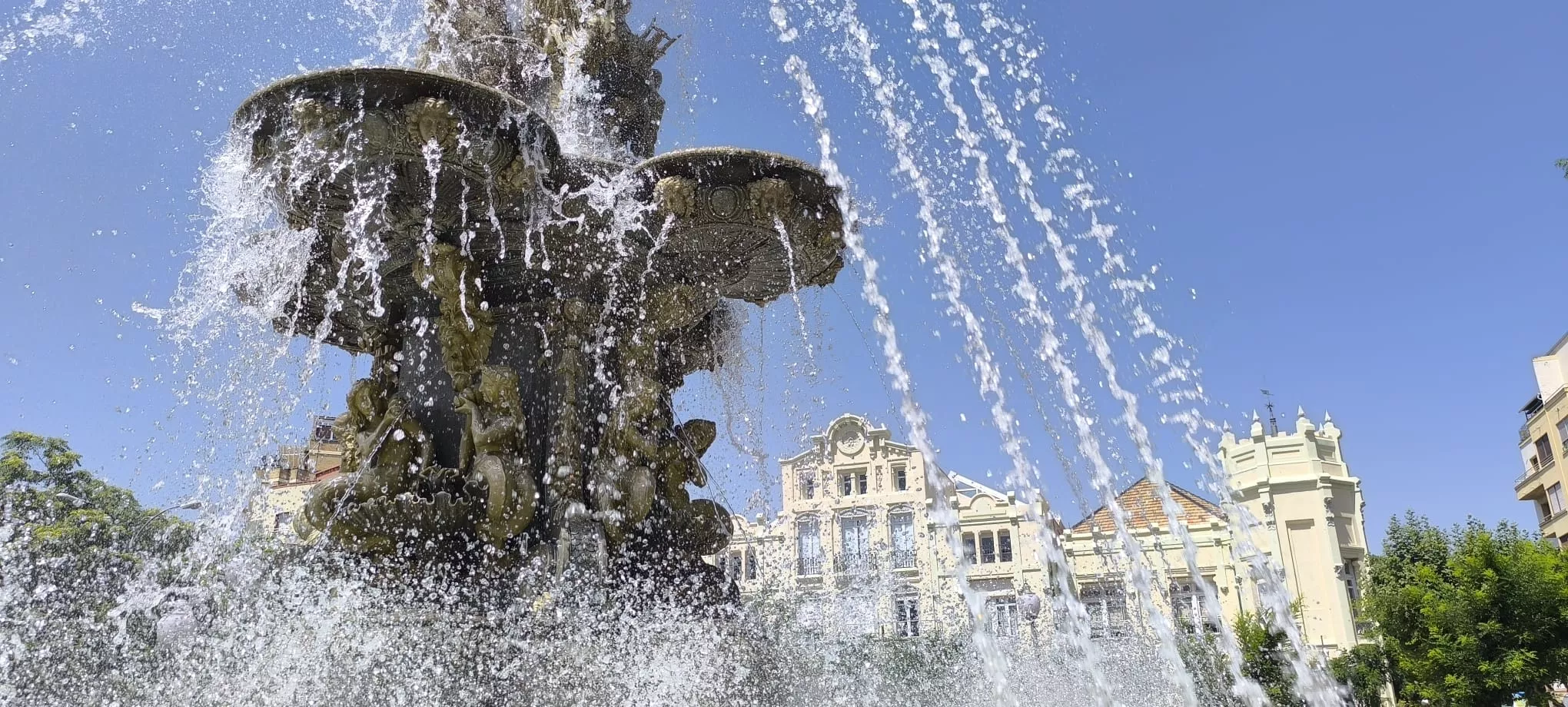 El Casino de Huesca con su remozada fachada. Foto Joaquín Santafé