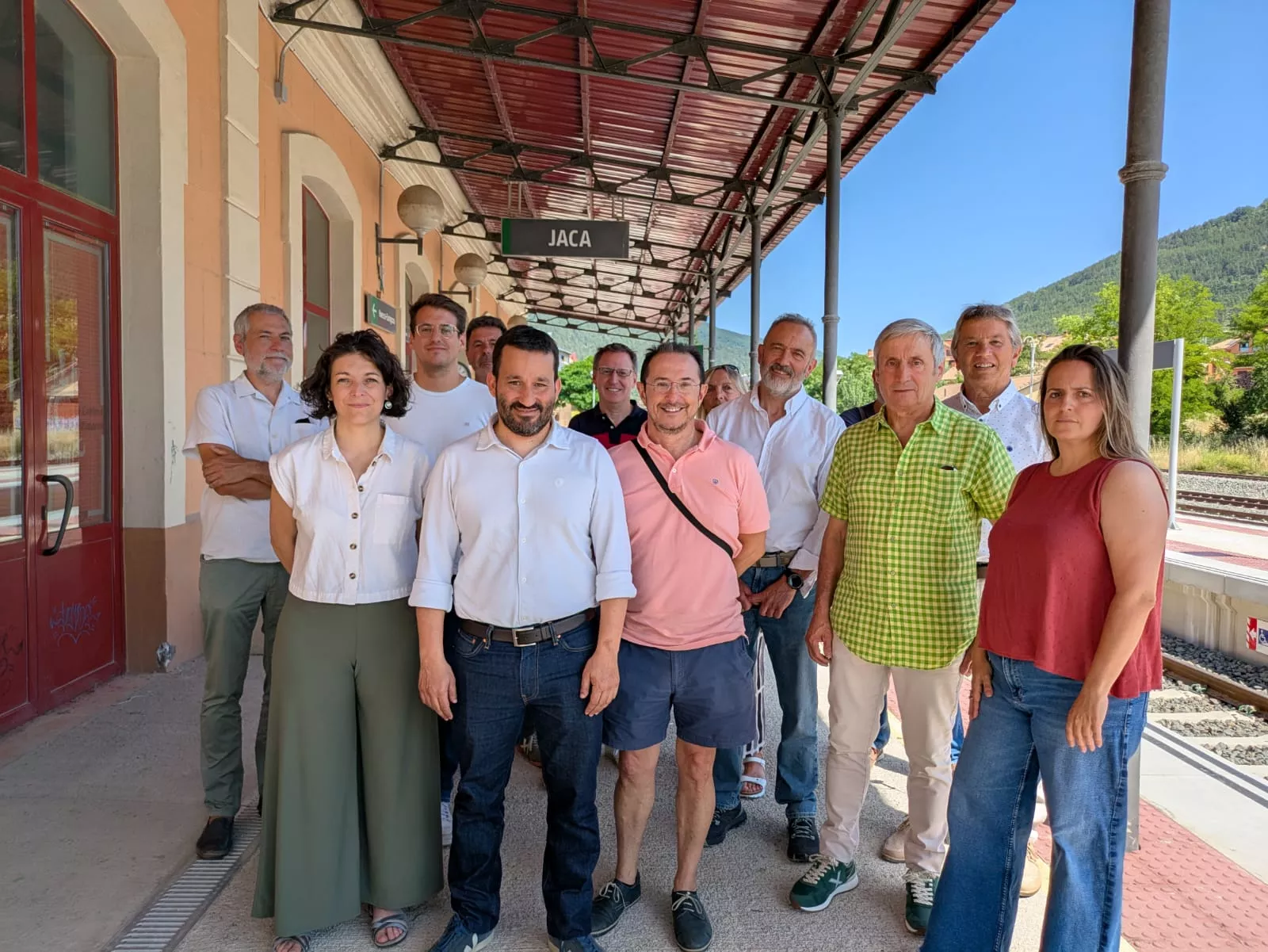 Vicent Marzà con representantes de CHA en la estación de Jaca.