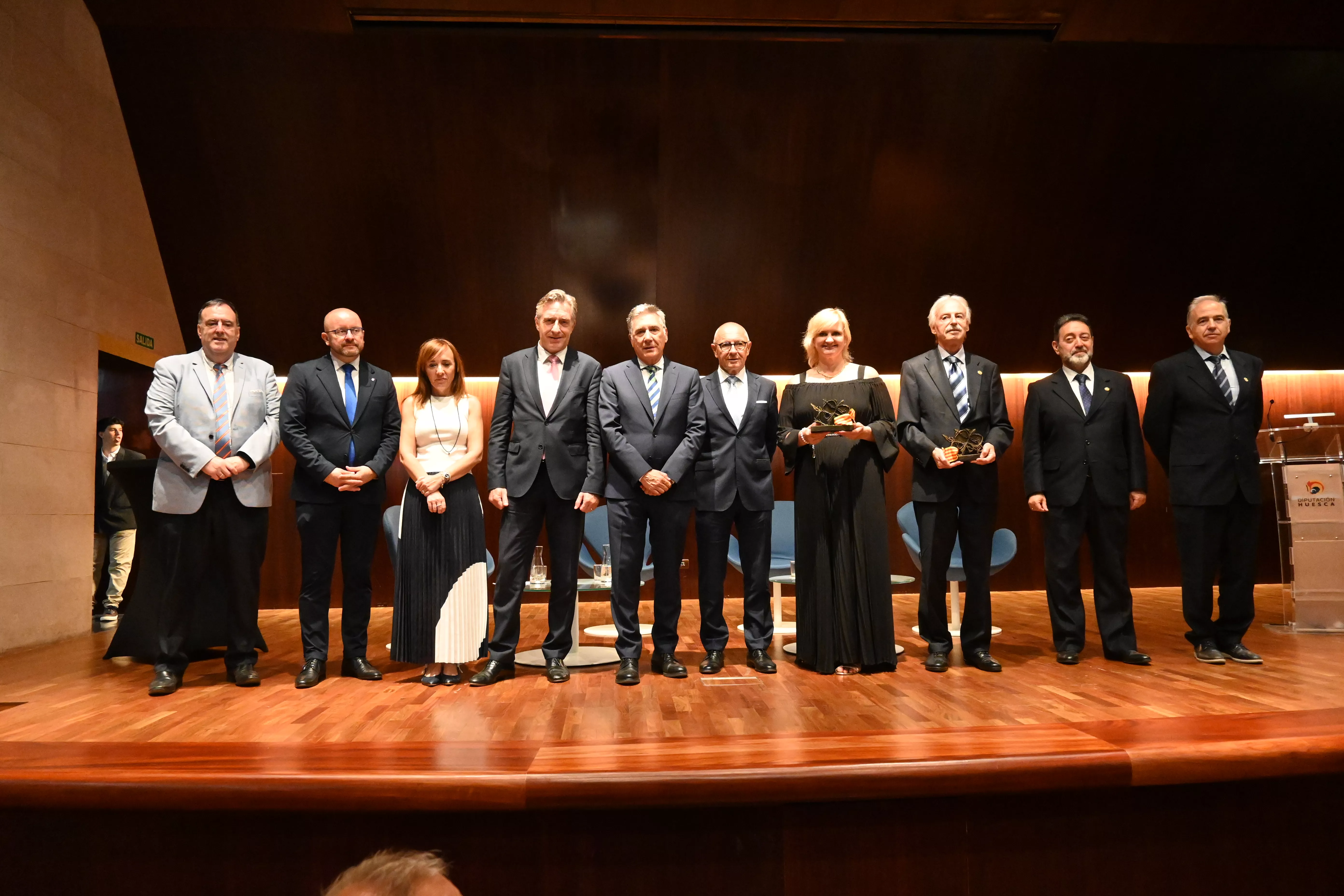 Los embajadores, Premios Internacionales del IECHT en Huesc y autoridades en la foto final de familia del Foro Democracia y Totalitarismos. Foto Carlos Jalle