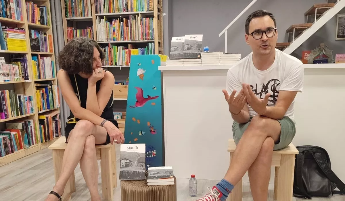 Arantza Añaños y Mikel Guerendiáin, en la librería Iglú.