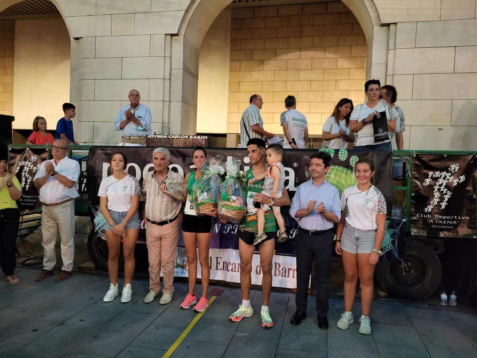 Los ganadores posan con el trofeo. Foto: Adrián Mora