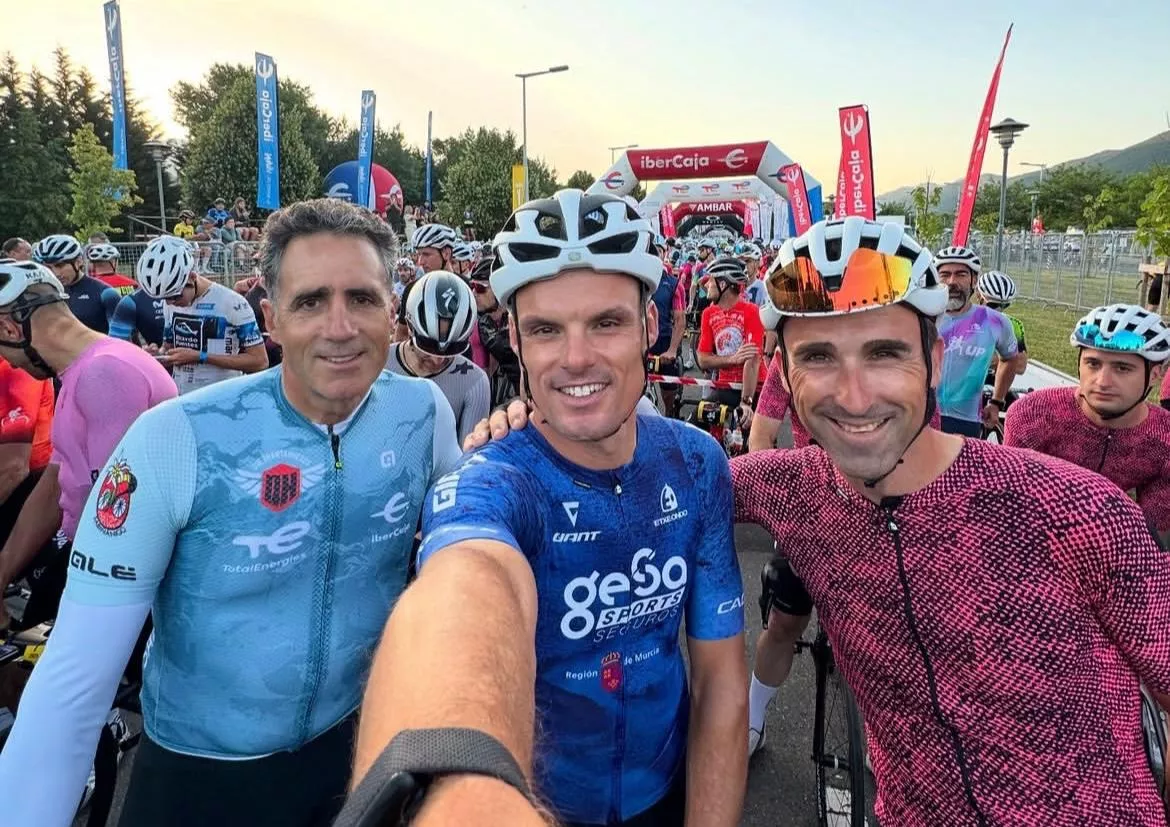 Induráin, Luis León Sánchez y Haimar Zubeldia, antes de la salida de la Quebrantahuesos 2025.