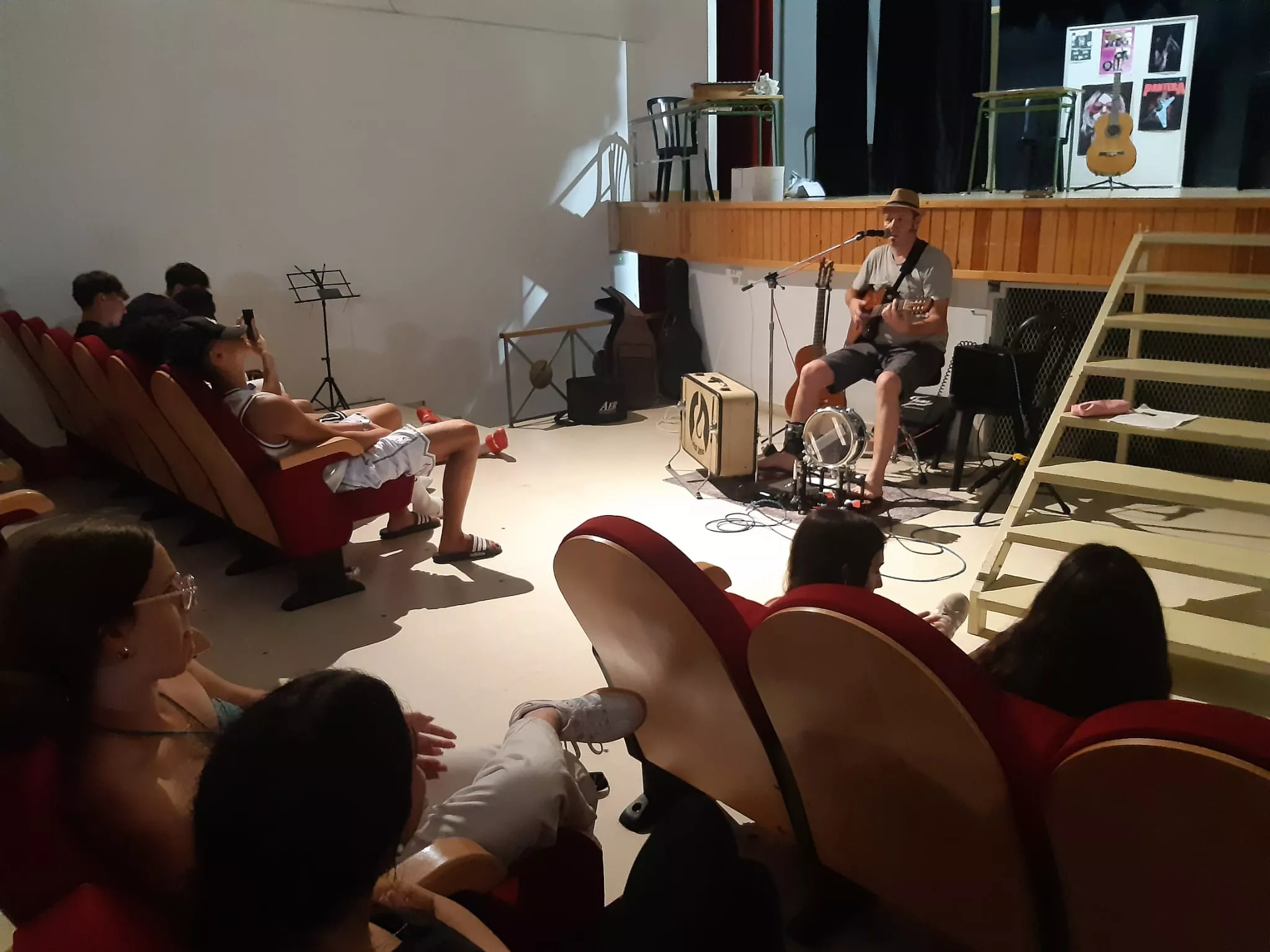 Alumnos del IES Pirámide de Almudévar protagonizan un musical con canciones en vivo de Tritón Jiménez