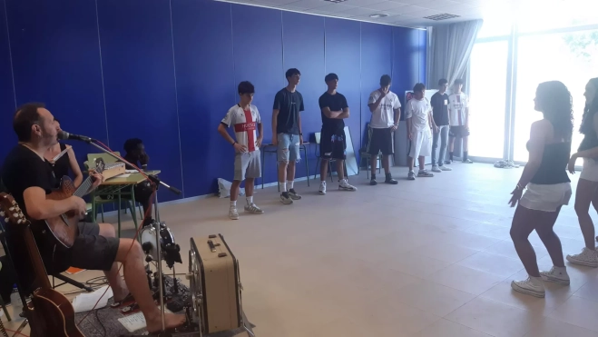 Ensayo de Tritones en la fachada. Ensayo de Tritones en la fachada.