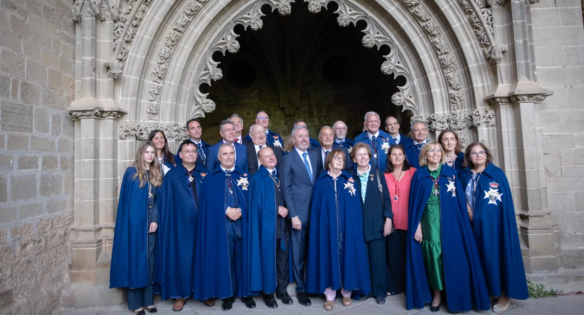 Azcón ensalza el trabajo de la Hermandad de San Juan de la Peña en la festividad de San Juan Bautista.