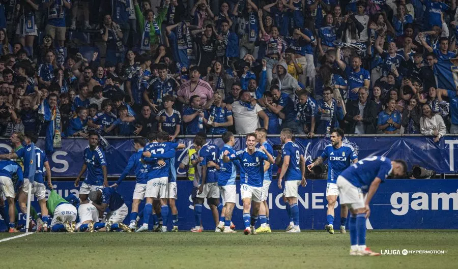 El Oviedo celebra un gol ante el Mirandés.
