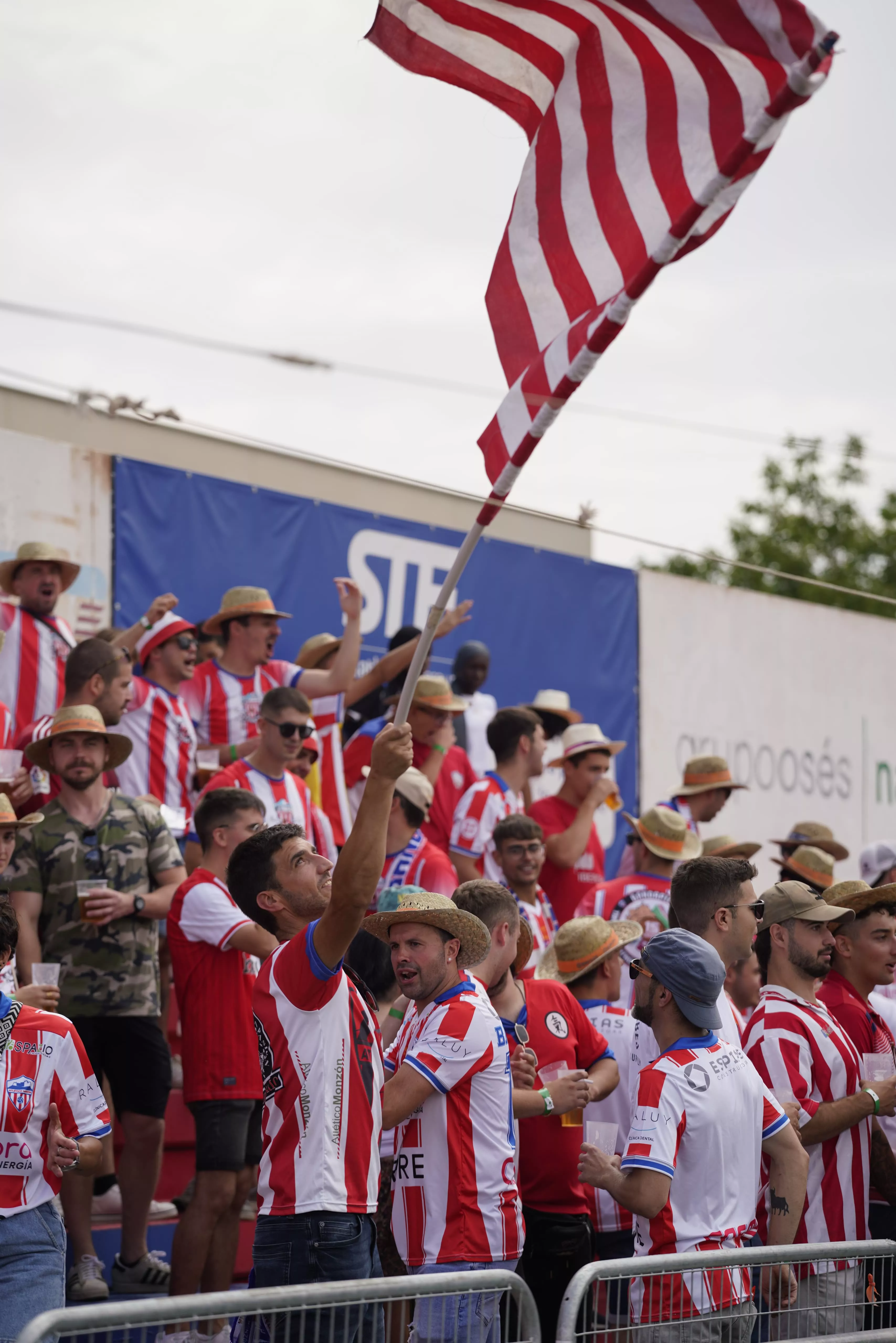 Ambiente previo al partido en Monzón. Foto: Dani Vidal @fotomaniafut