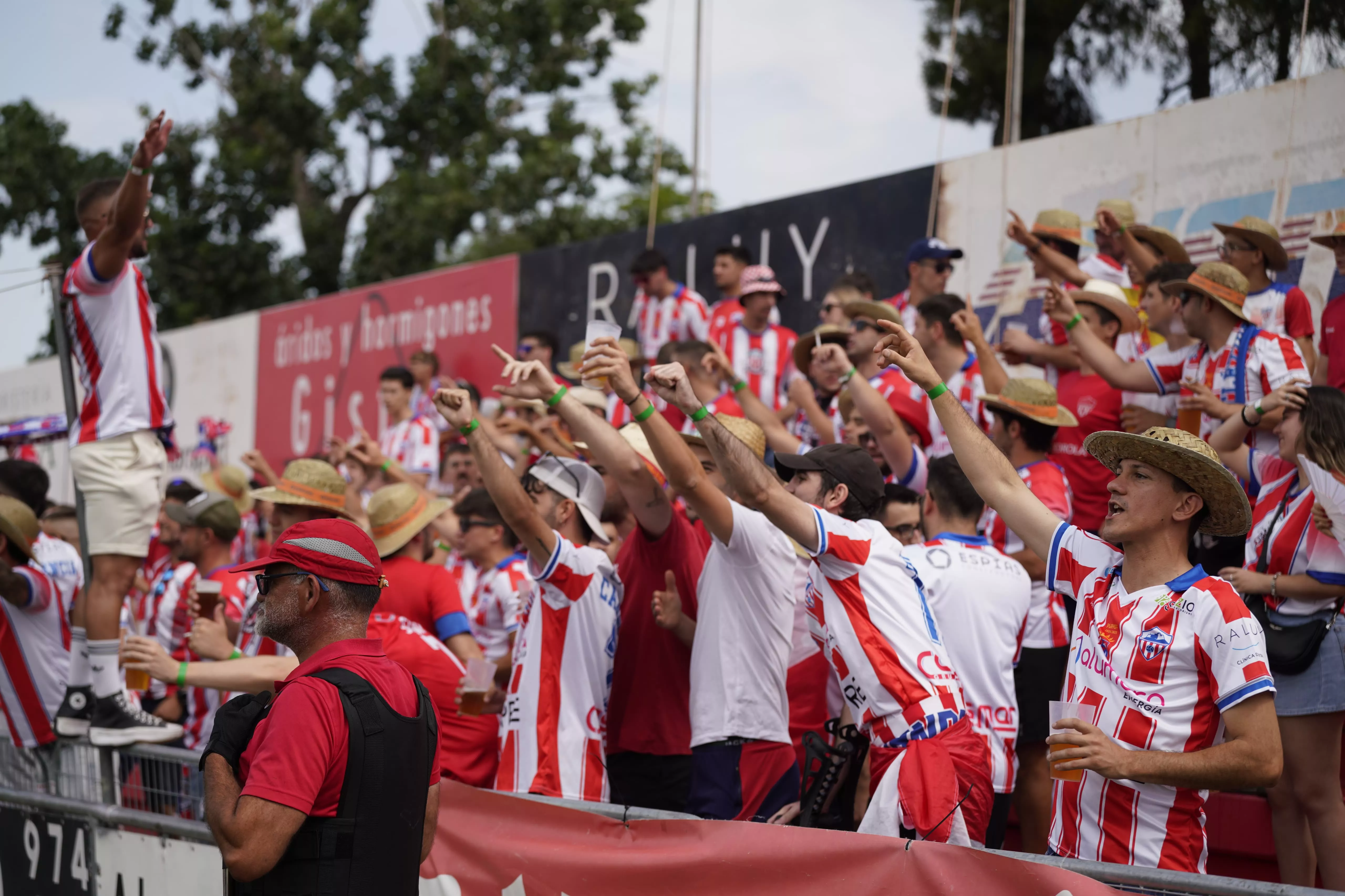 Ambiente previo al partido en Monzón. Foto: Dani Vidal @fotomaniafut