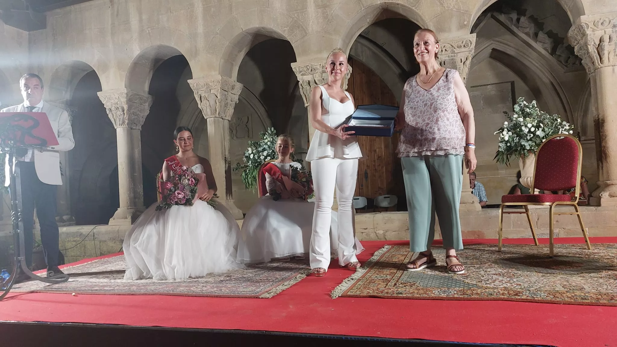 Presentación de las Mairalesas del Barrio de San Pedro y la Catedral en Huesca. Foto Carlos Jalle