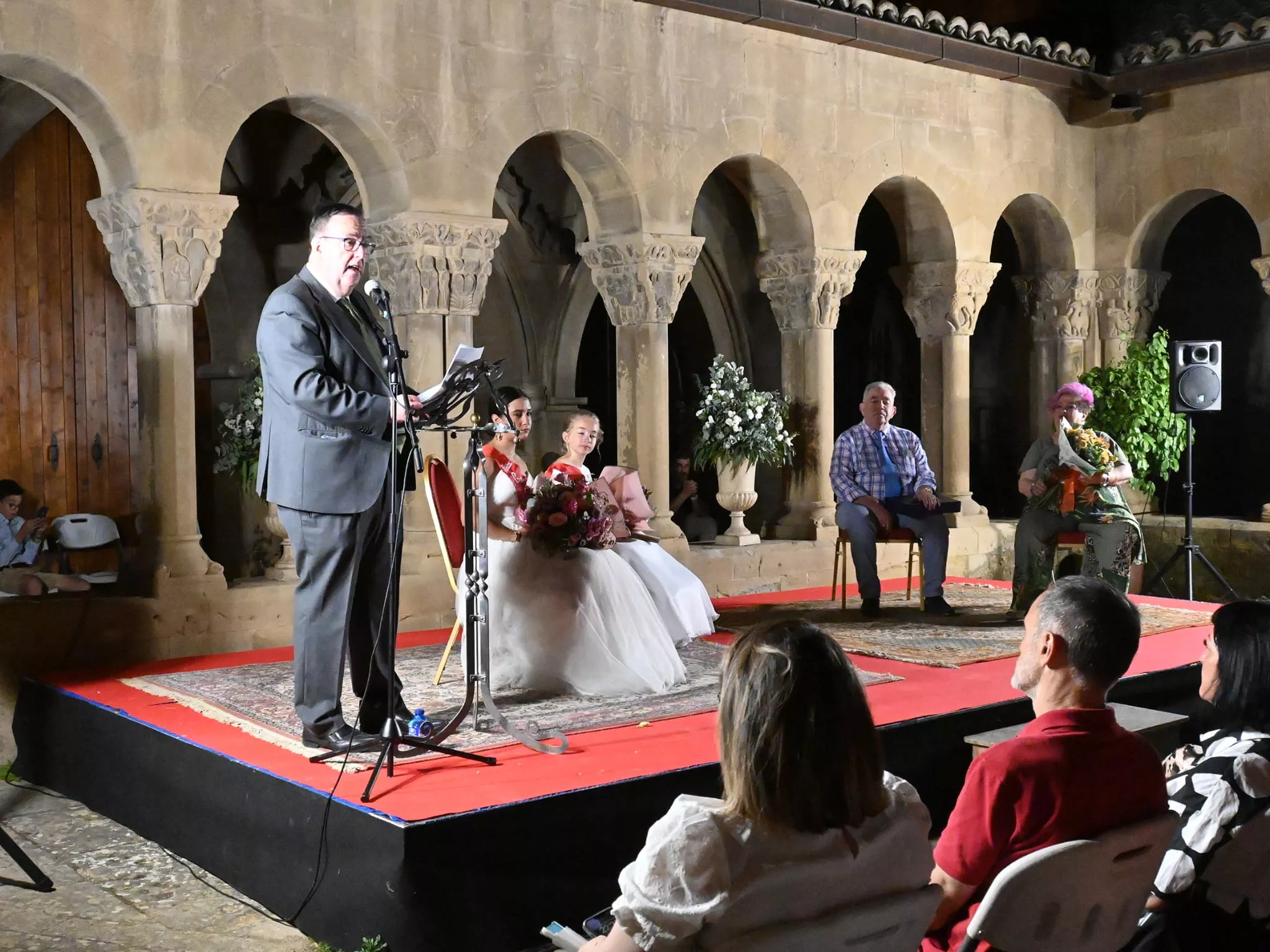 Presentación de las Mairalesas del Barrio de San Pedro y la Catedral en Huesca. Foto Carlos Jalle