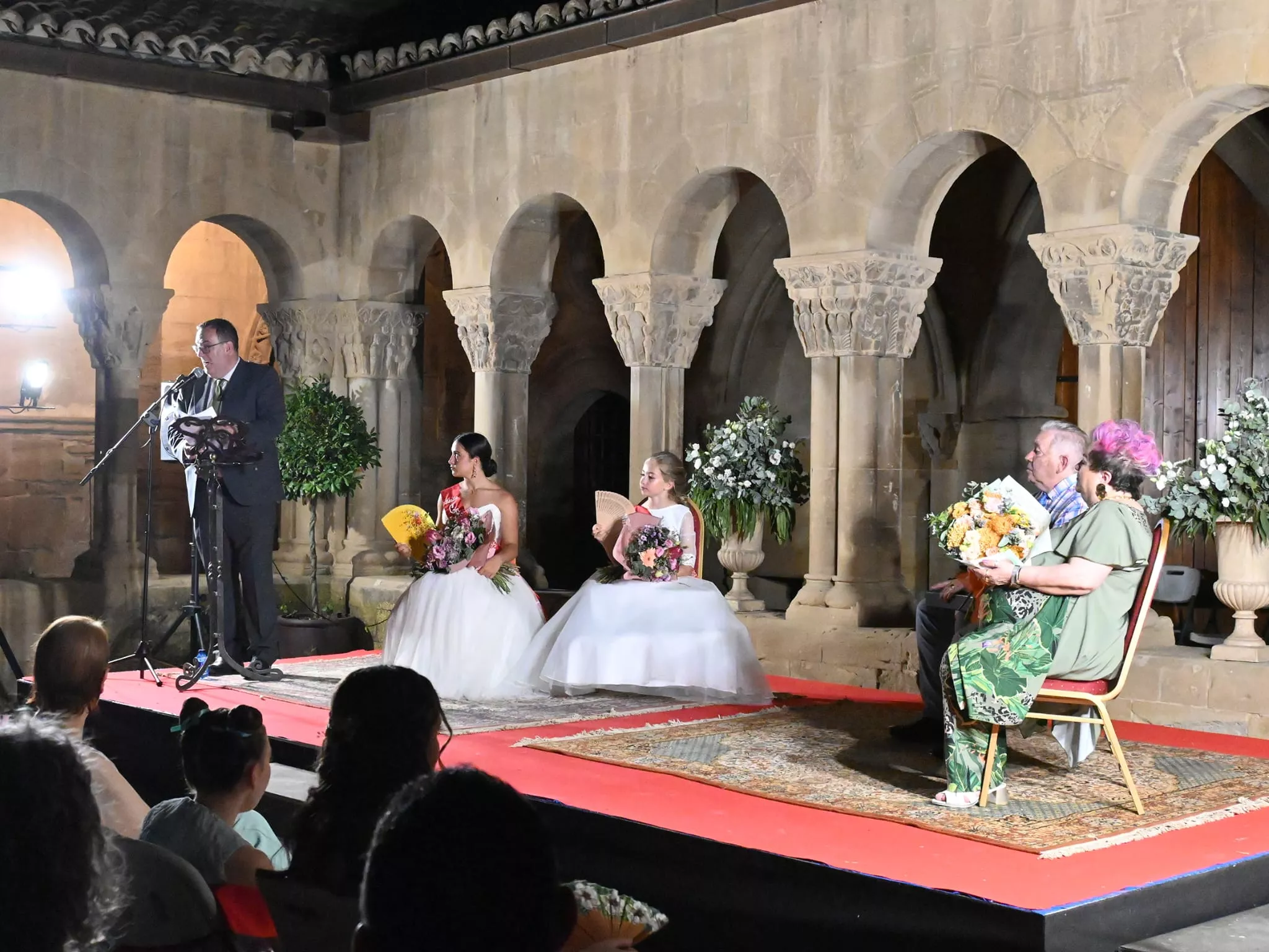 Presentación de las Mairalesas del Barrio de San Pedro y la Catedral en Huesca. Foto Carlos Jalle