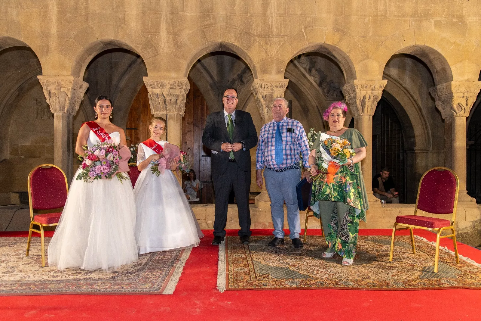 Las mairalesas, el mantenedor y la pareja homenajeado en las fiestas de San Pedro. Foto Marcos Serrate