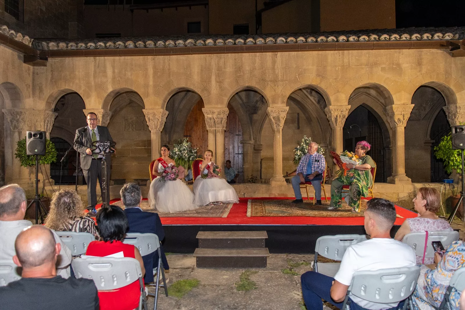 Presentación de las Mairalesas del Barrio de San Pedro y la Catedral en Huesca. Foto Marcos Serrate