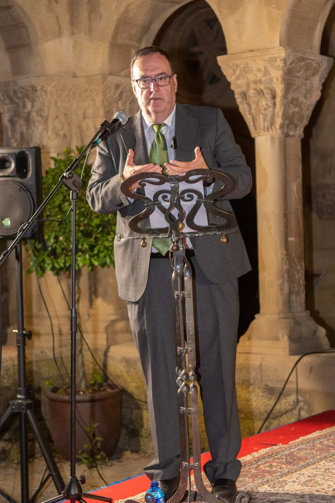 Presentación de las Mairalesas del Barrio de San Pedro y la Catedral en Huesca. Foto Marcos Serrate