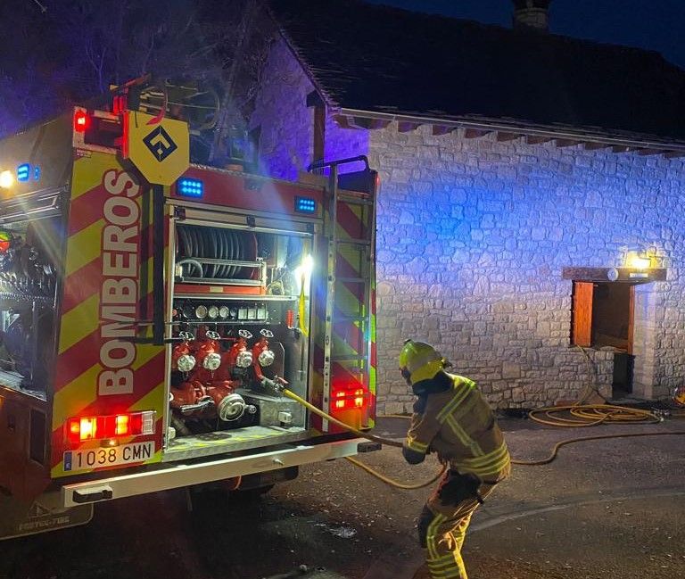 Bomberos del Parque de Sabiñánigo han actuado en el incendio.