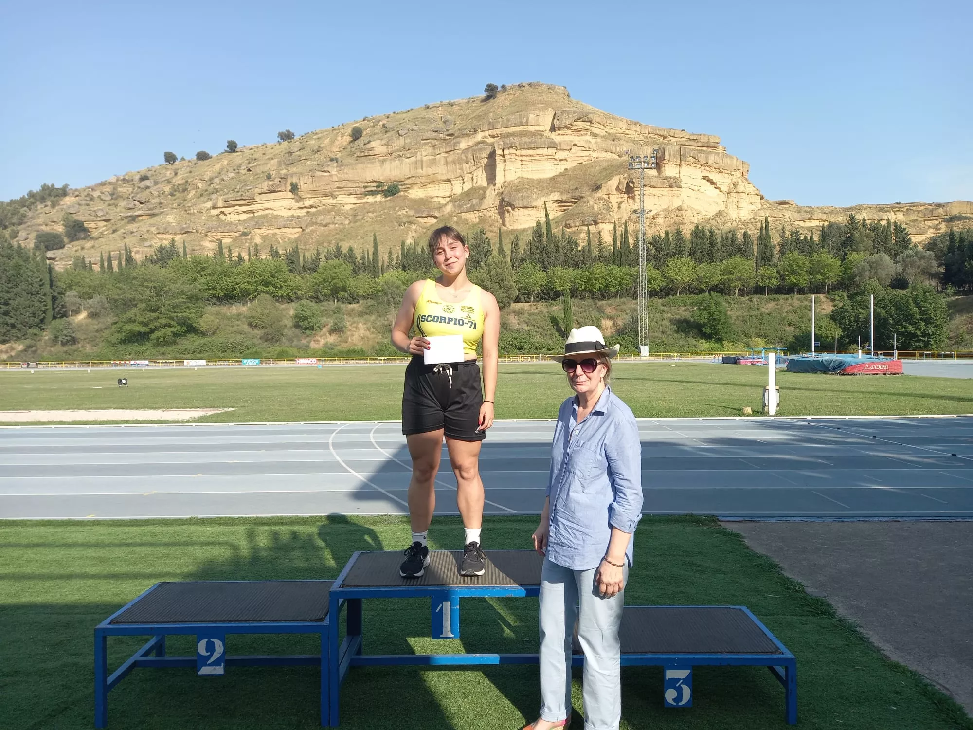 Alba Serón, ganadora del martillo