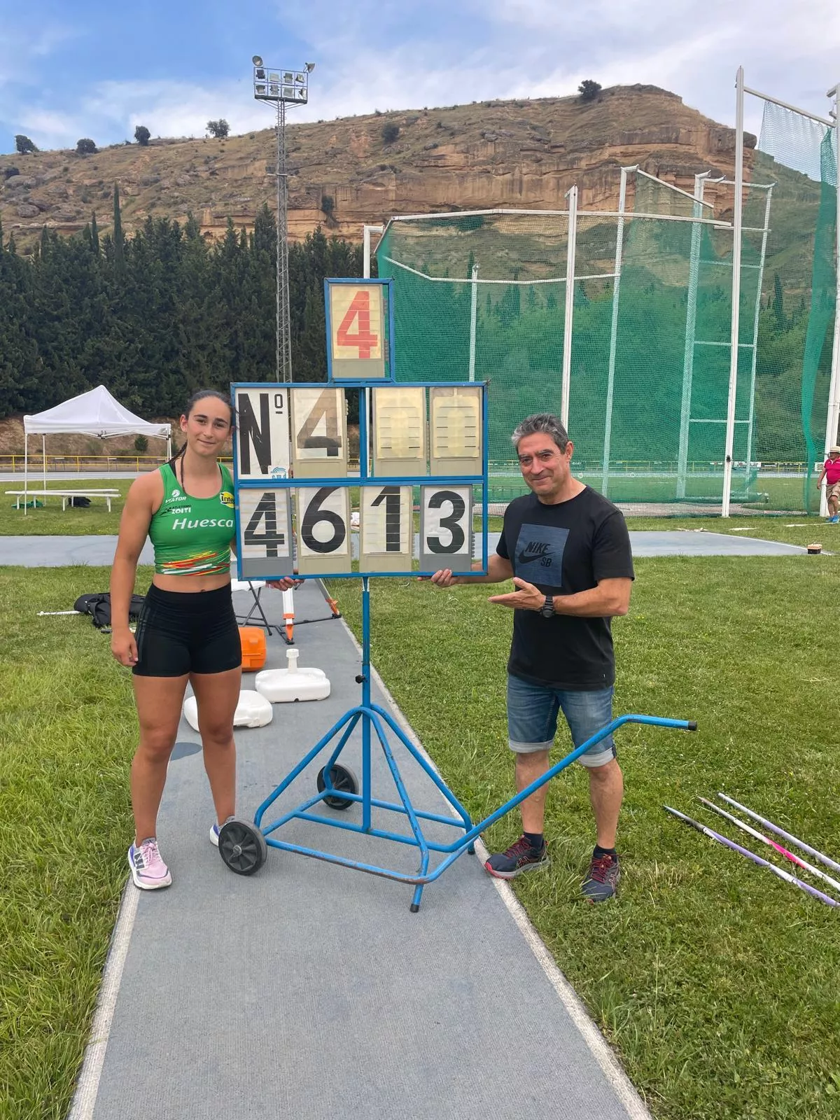 Belén Villarroya, récord de Aragón Sub 18 en disco y campeona de España