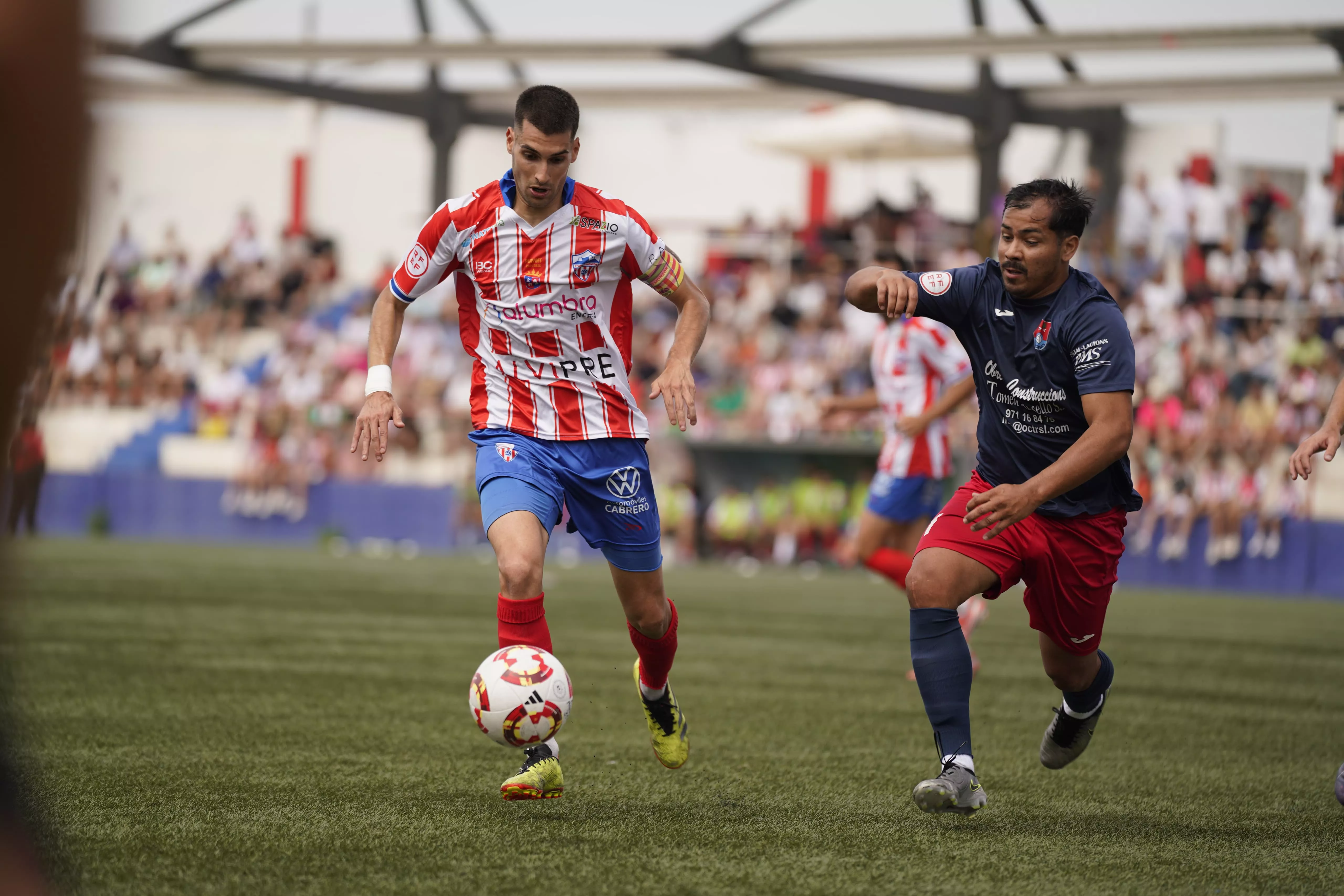 Claver, jugador del Monzón, conduce un balón ante un rival del Porreres. Foto: Dani Vidal @fotomaniafut
