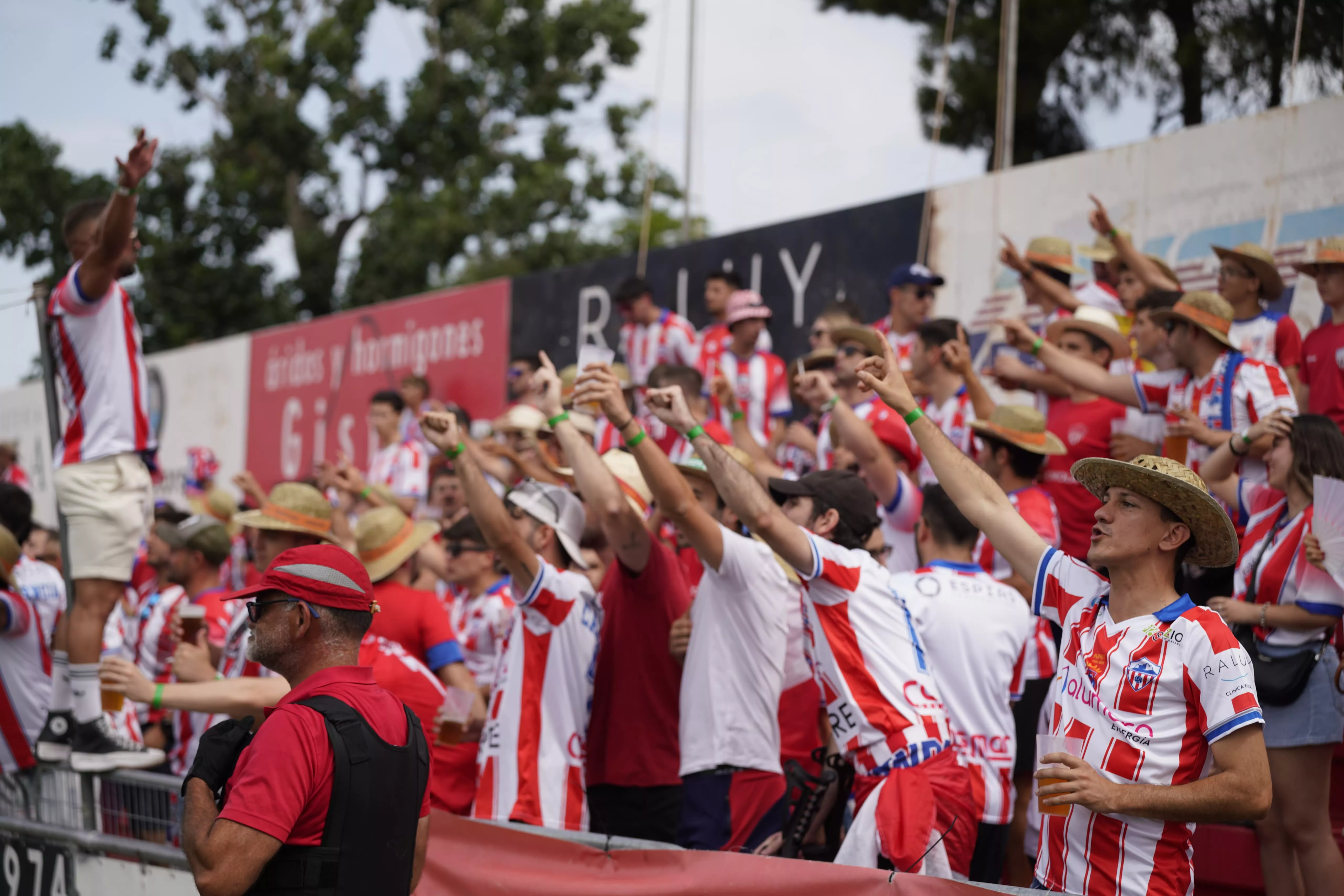 La afición del Monzón, este domingo. “Se ha vivido una fiesta en la que ha fallado el final”. Foto: Dani Vidal @fotomaniafut