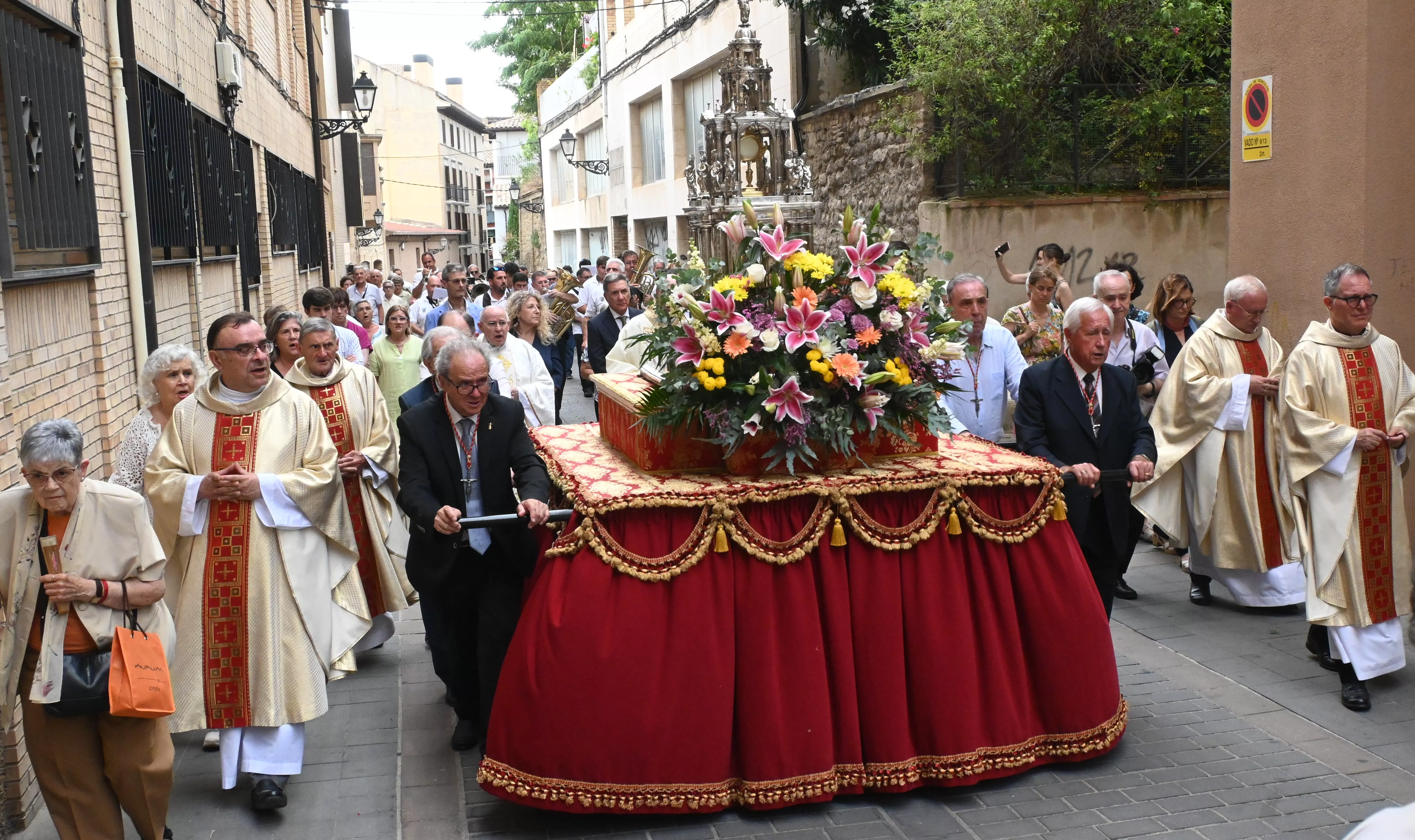 Corpus Christi en Huesca con el obispo Padre Pedro Aguado. Foto Carlos Jalle