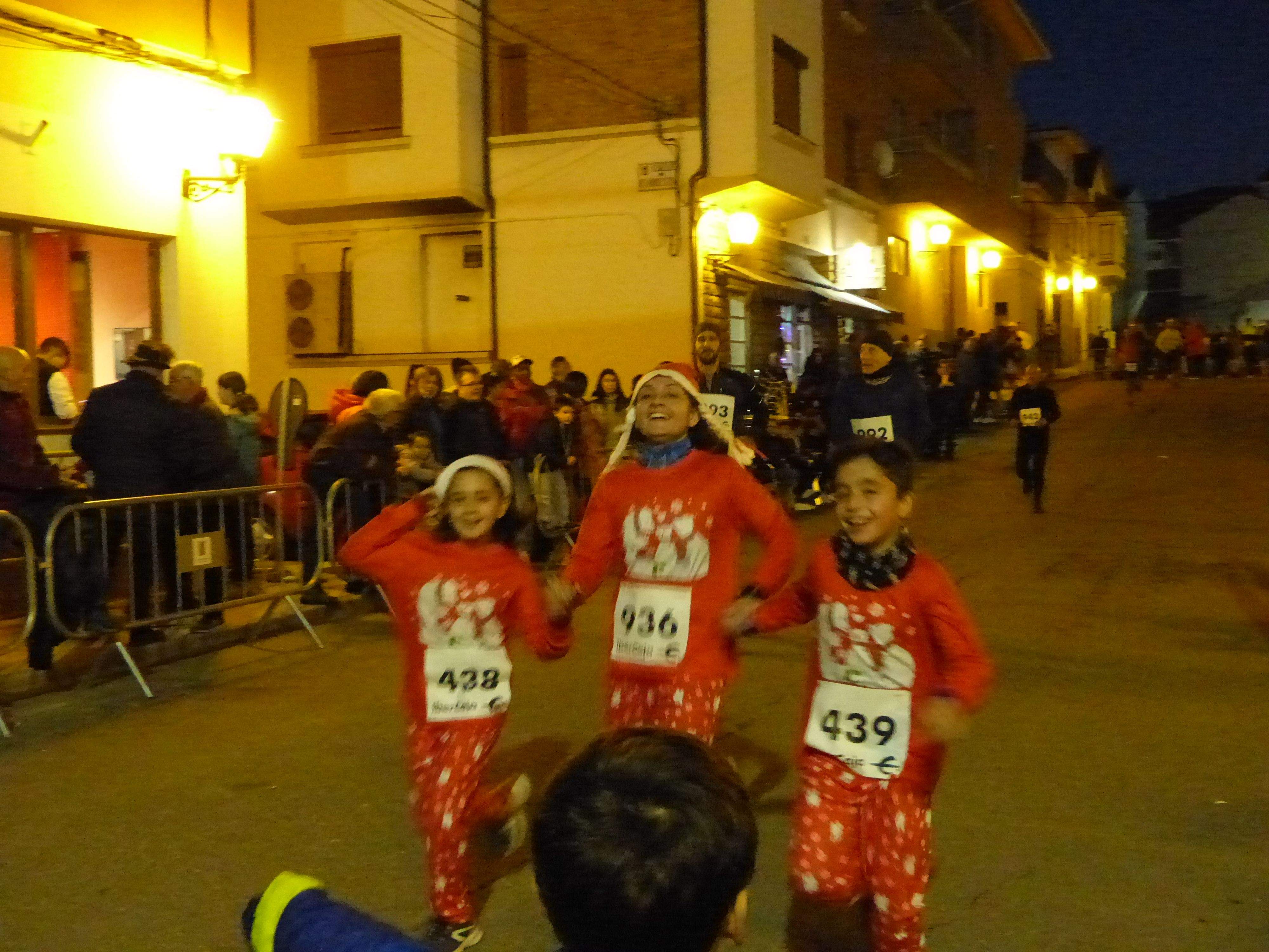 Carrera popular llegando a meta. Foto Deporte Cantera Sabiñánigo