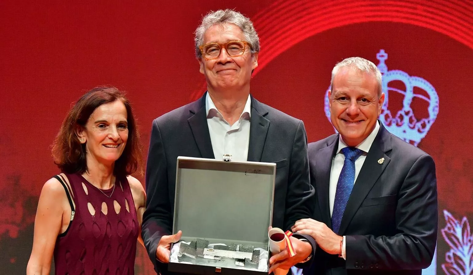 Pachi Giné recoge el galardón en la gala. Foto: RFEBM / J. L. Recio.