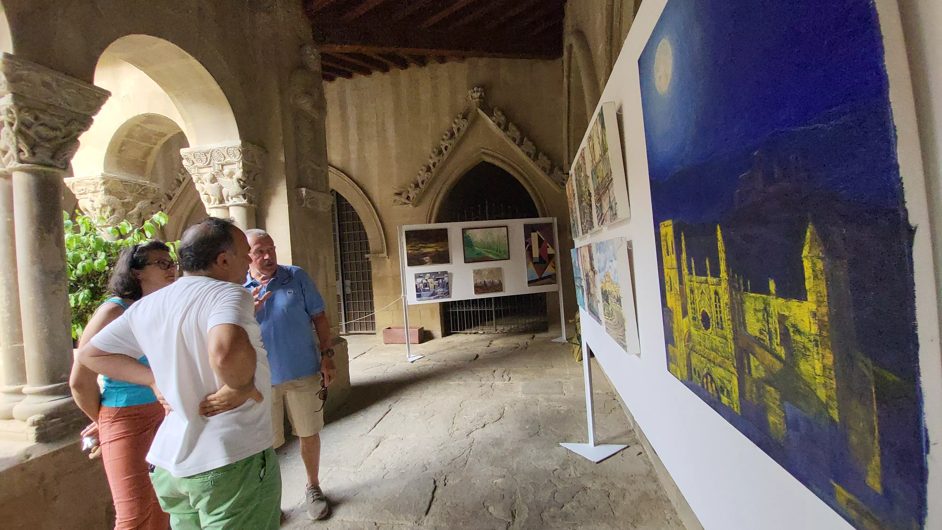 Exposición del grupo Pintores del Casco en los claustros de San Pedro. Foto Mercedes Manterola