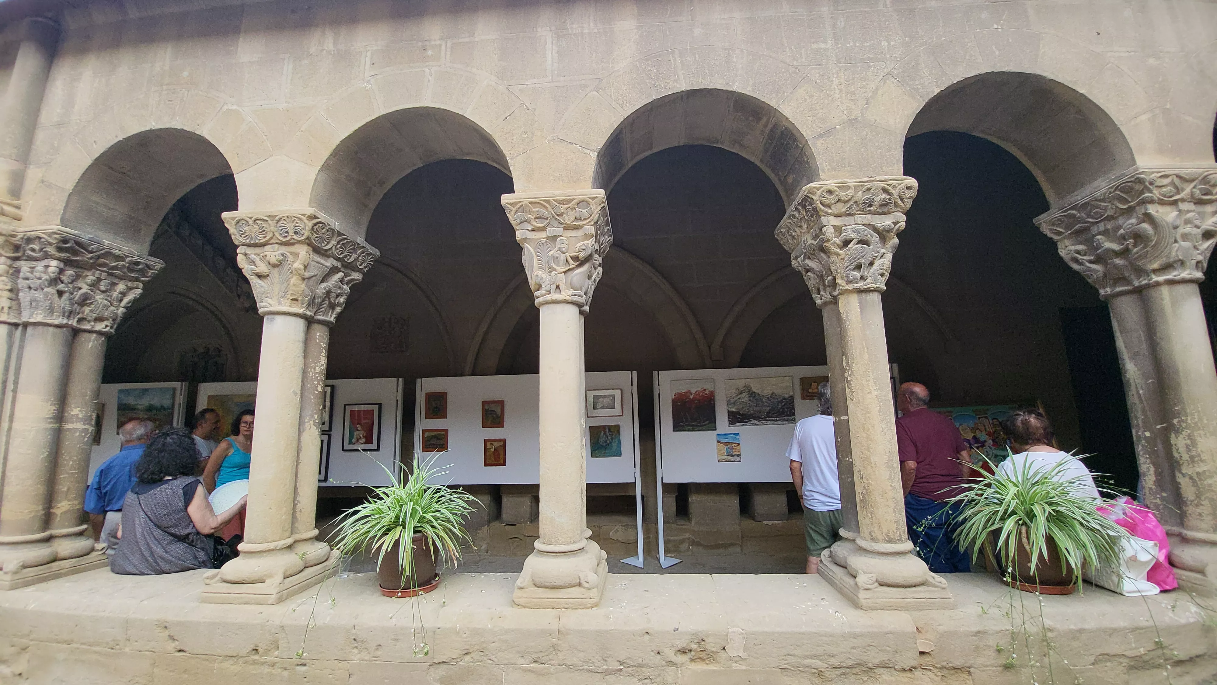 Exposición del grupo Pintores del Casco en los claustros de San Pedro. Foto Mercedes Manterola